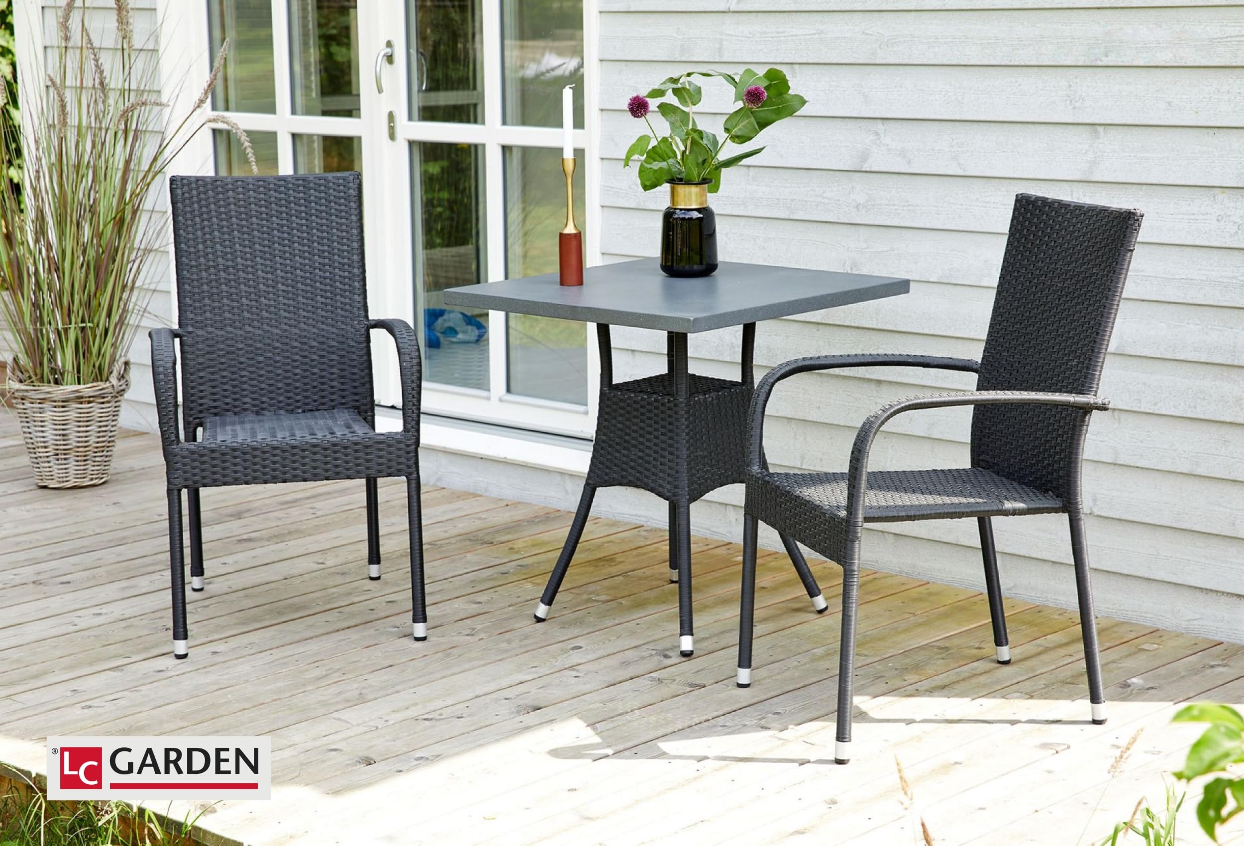LC Garden Lübeck Stapelstuhl in schwarz, stapelbarer Gartenstuhl mit Flach-Rattangeflecht, Garten Armlehnstuhl mit mittelhoher Rückenlehne, Balkonstuhl mit pulverbeschichtetem Stahlgestell
