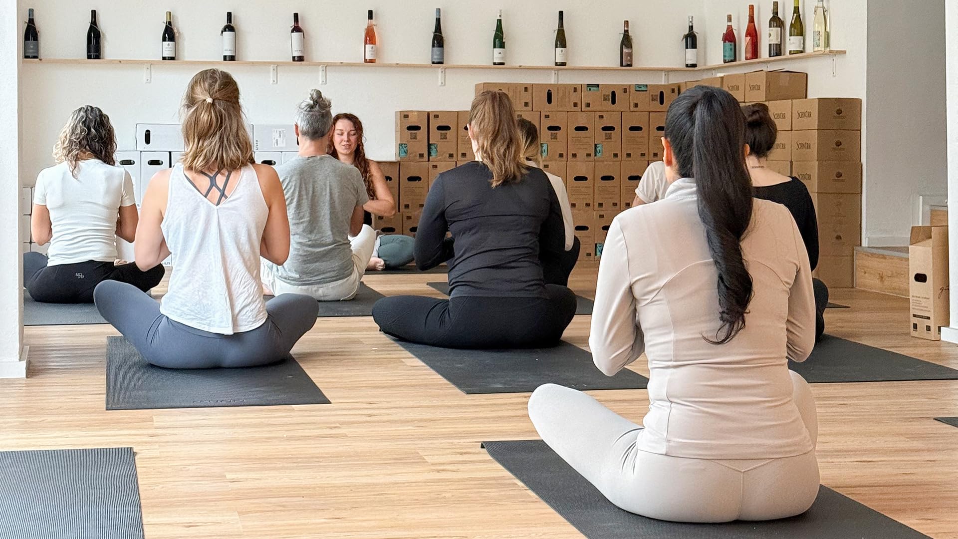 JOCHEN SCHWEIZER Geschenkgutschein: Yoga, Paint & Wine Köln