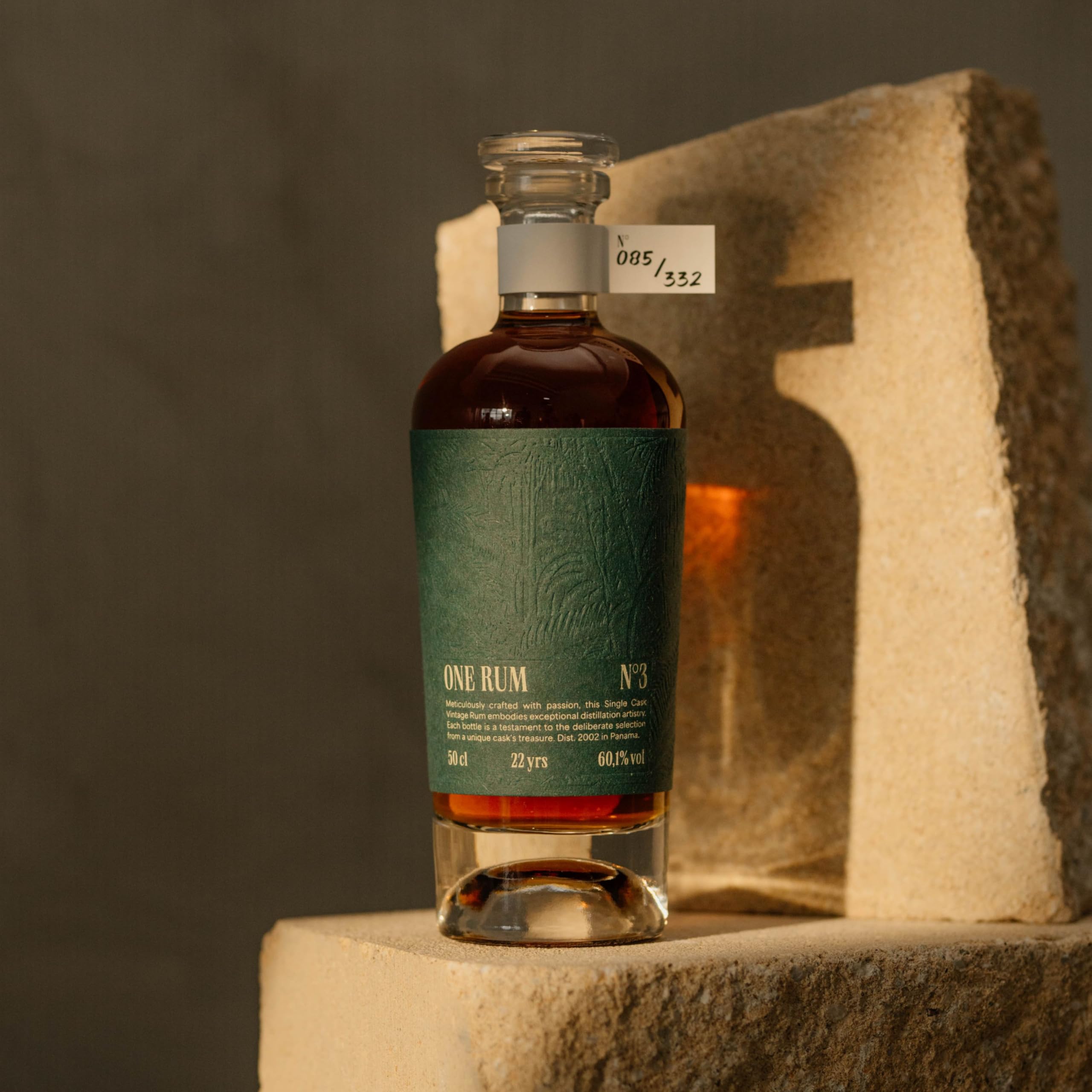 ONE RUM No. 3 – Premium Rum aus Panama | 22 Jahre gereift | Column Still | Streng limitiert auf 332 Flaschen | Fassstärke 60,1% Vol. | Exklusive Rarität & Geschenk für Männer, Genießer & Sammler