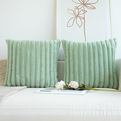 Miniatura 7 de JOJUSIS Paquete de 2 fundas de almohada decorativas de felpa de pelo sintético para sofá, fundas de almohada suaves (verde salvia, 22 x 22 pulgadas)