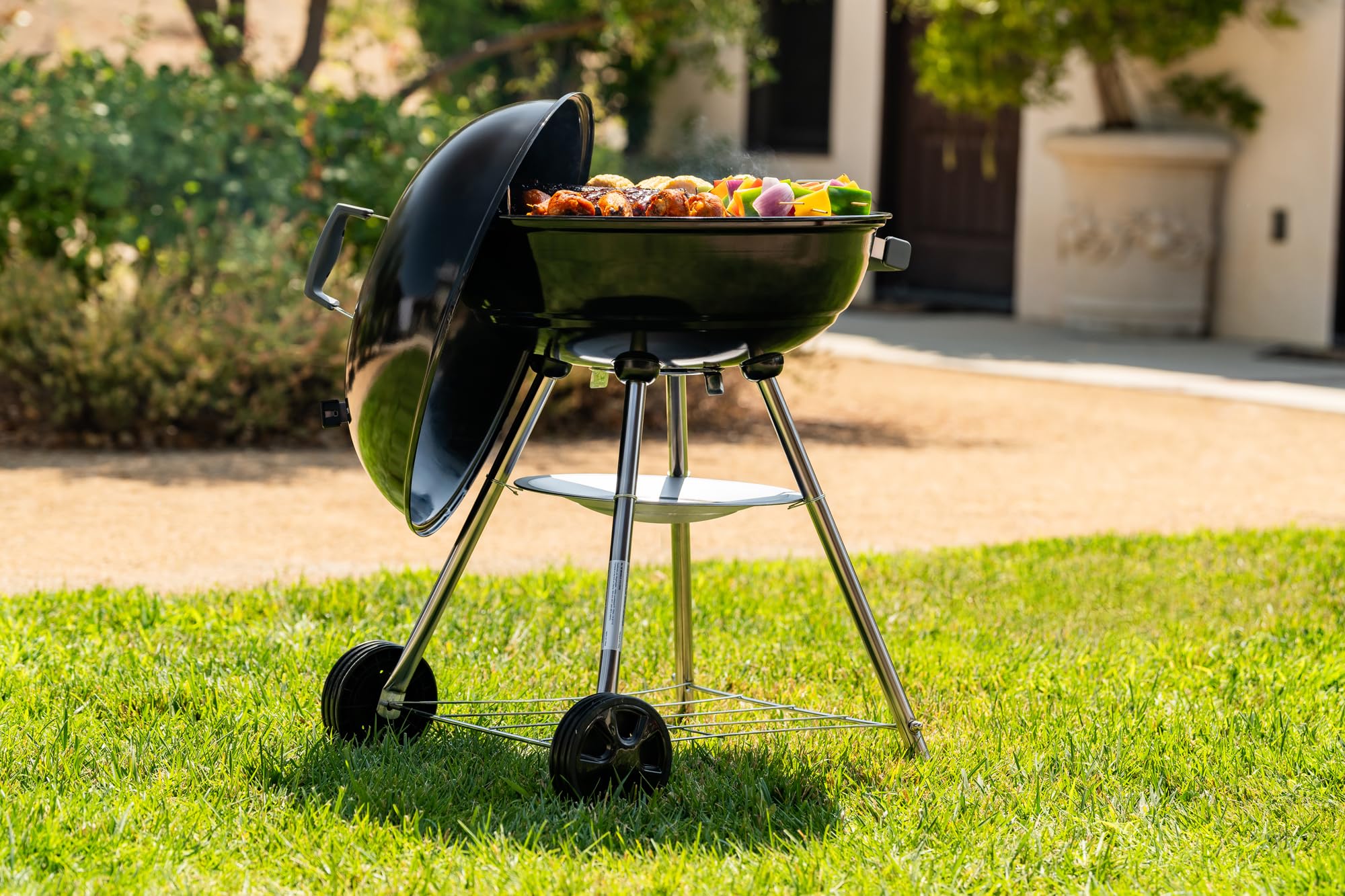 Megamaster 810-23002 kompaktowy grill na węgiel drzewny, 56 cm (354,81 m2), idealny do gotowania i grillowania na świeżym powietrzu, grilla, patio, tailgating, czarny, 810-23002