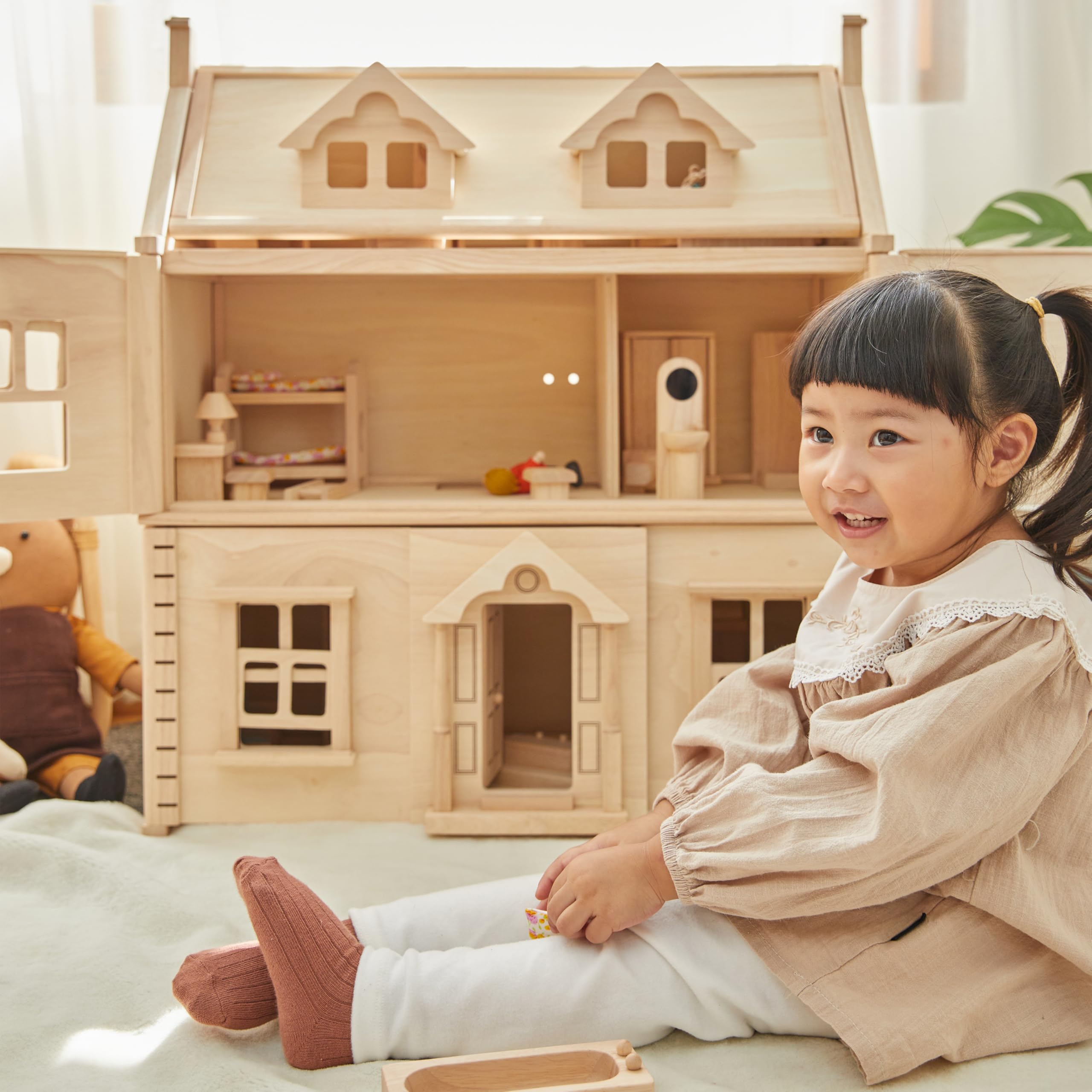 Plan Toys 7124 Victorian Dolls house