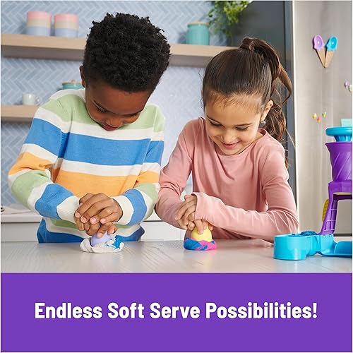 Miniatura 7 de Kinetic Sand, Estación de servicio suave con 14 onzas de arena de juego (azul, rosa y blanco), 2 conos de helado y 2 herramientas, juguetes