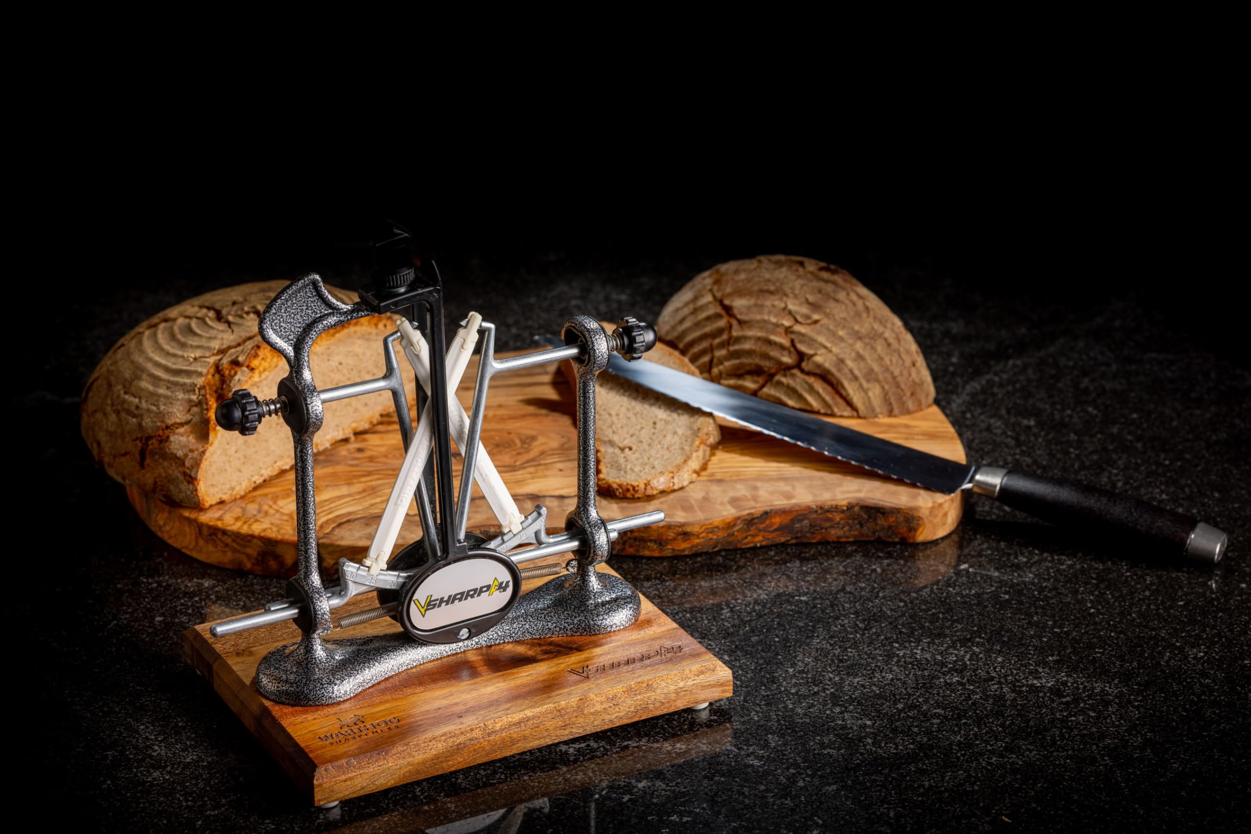 Warthog Sharpeners V-Sharp A4 ELITE Messerschärfer Anthrazit, mit 4 verschiedenen Schleifwinkel – hochwertigem Holzstandfuß - Messerschleifer für Jagdmesser, Küchenmesser, Schnitzmesser, uvm.