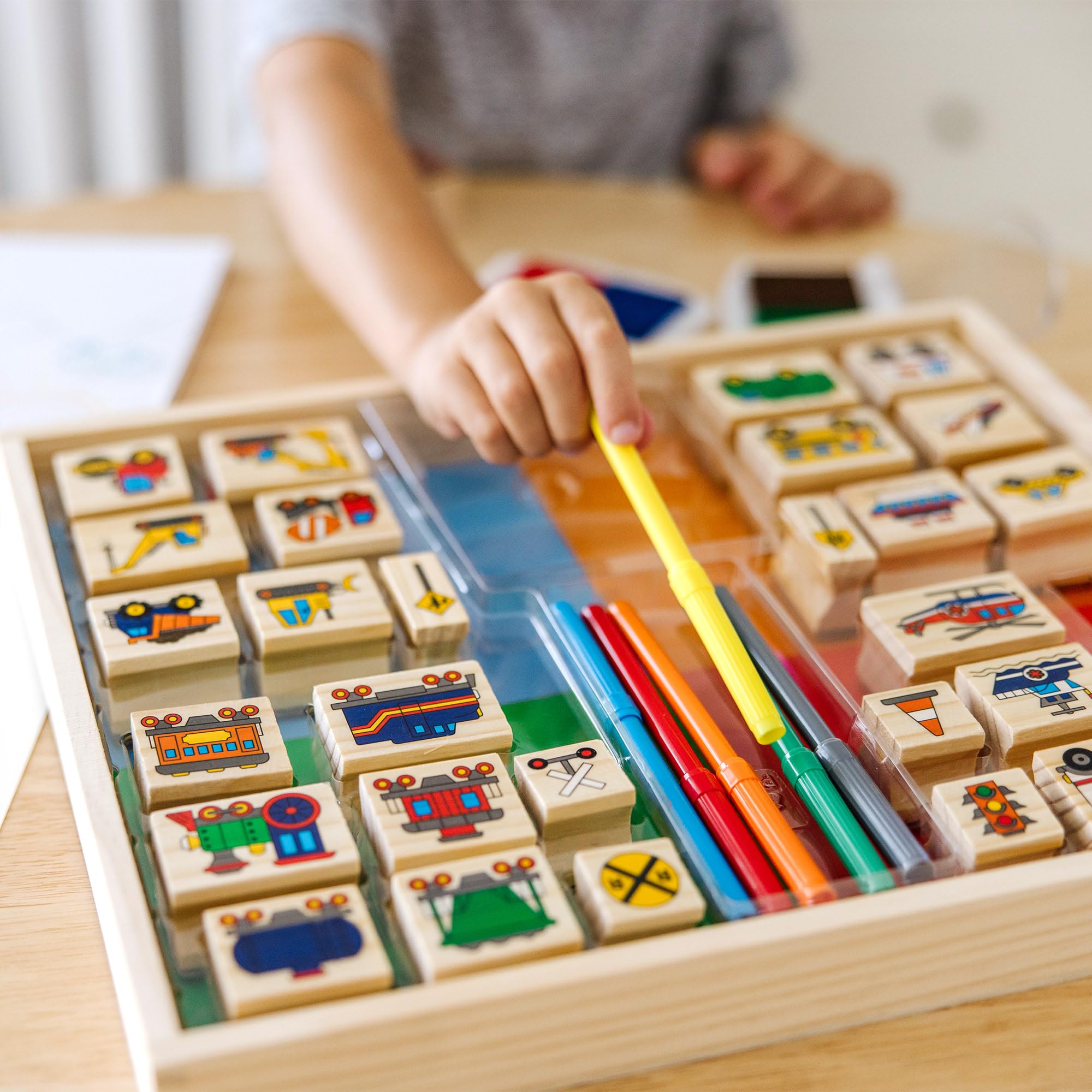 Melissa & Doug 41901 Zestaw drewnianych pieczątek Deluxe - Pojazdy | Sztuka i rzemiosło | 3+ | Prezent dla chłopca lub dziewczynki