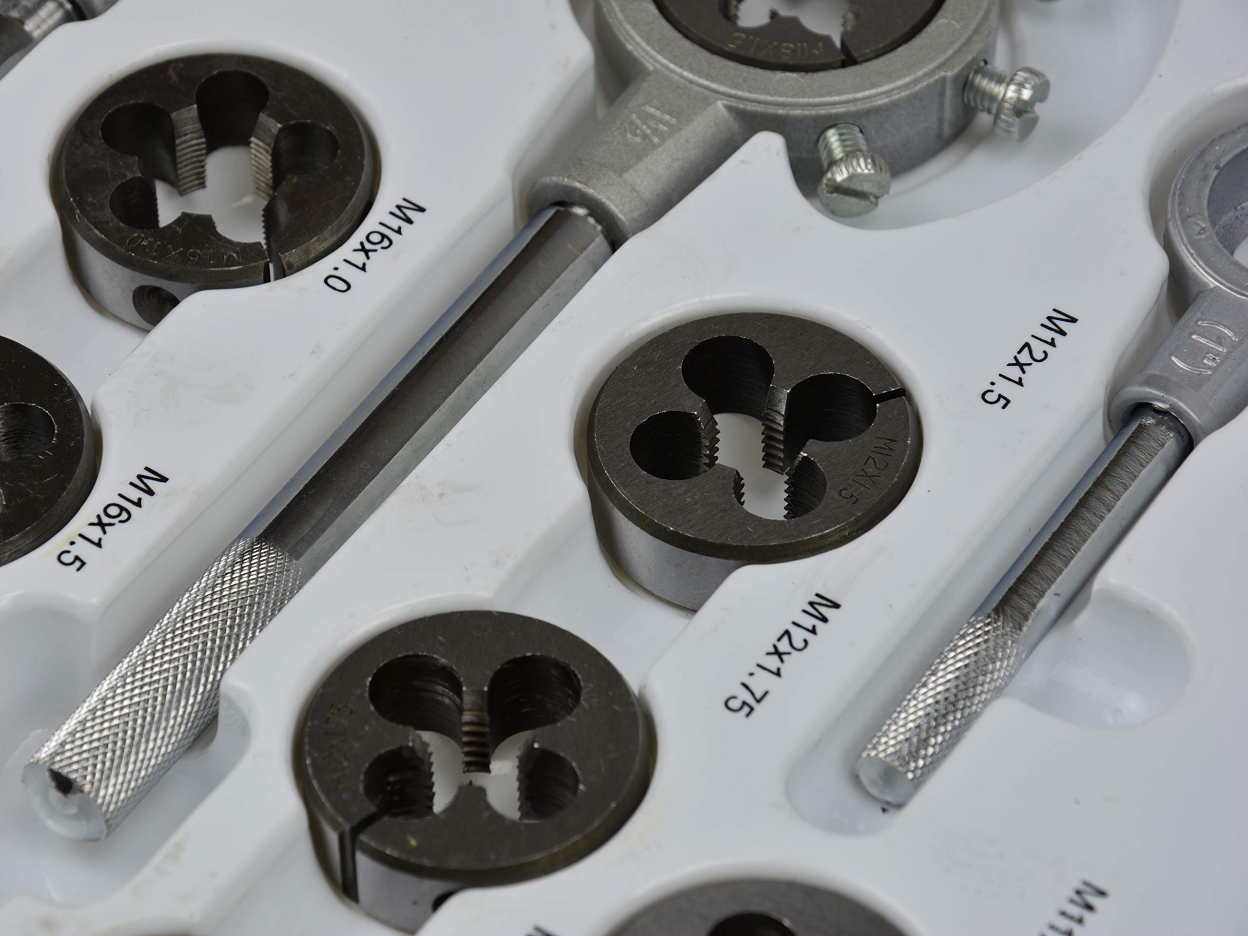 BSD Set Maschi e Filiere per Filettare - Metrica - Set Maschi, Set Filiere, Giramaschi, Girafiliere - M2-M18-110 Pezzi
