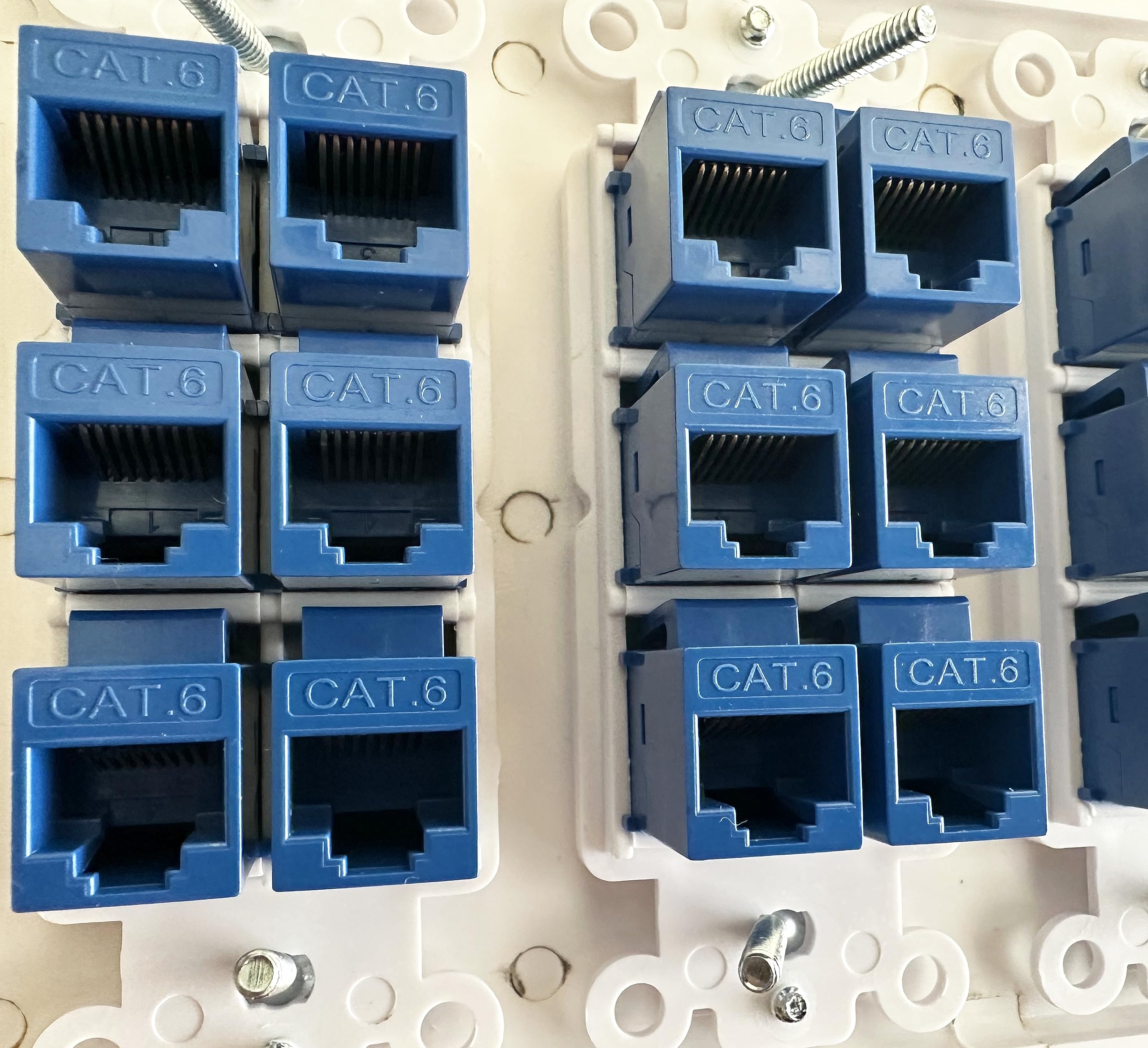 DIYTECH Placa de pared Ethernet de 24 puertos, Cat 6, 4 bandas, conectores Keystone RJ45 hembra a hembra, color blanco