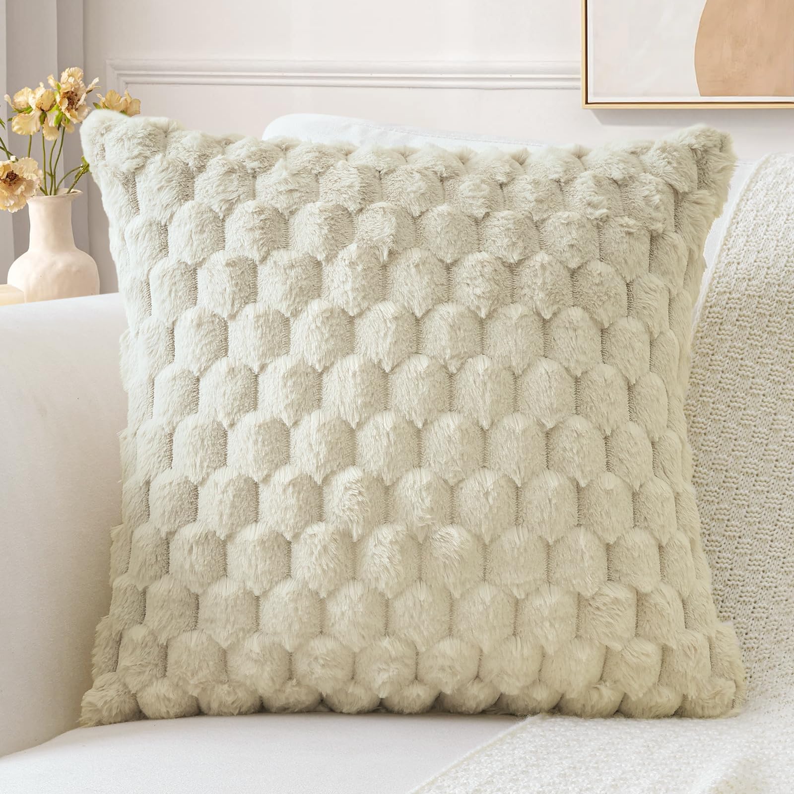 Sungeek Beige Fluffy Faux Fur Cushion Covers 50x50 cm, Soft Cozy Plush Velvet Decorative Throw Pillow Covers 20x20 Inch Square Pillowcases for Sofa Couch Bed Living Room