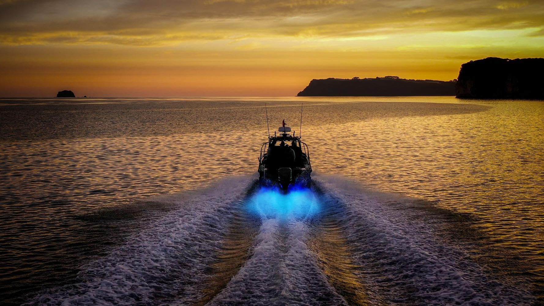 Hella Marine Unterwasserlicht Apelo A1 Kunststoffgehäuse 1800 Lumen Blau - Weiß - Anthrazitfarbene Linse 2LT 016 145-001