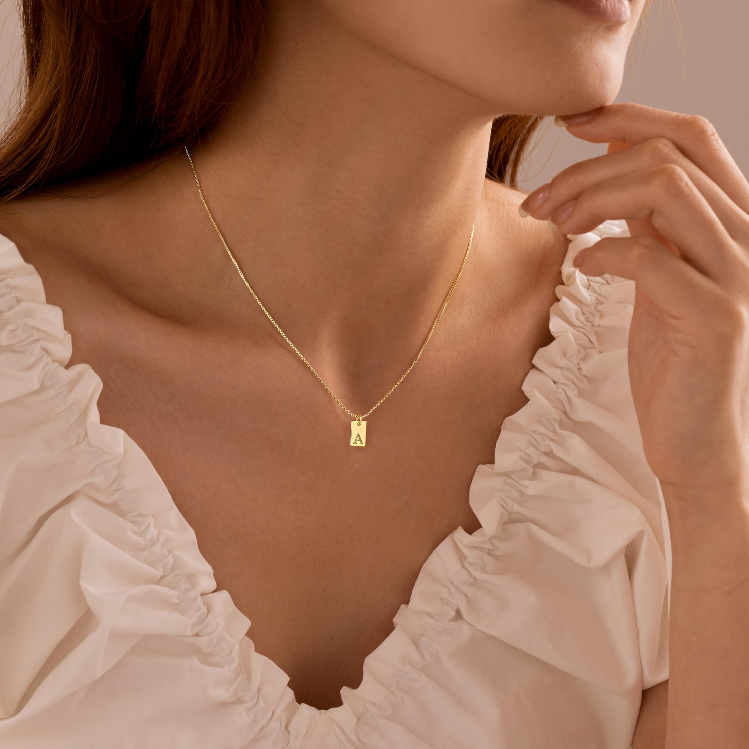 Zierlettenanhänger für Damen aus Gold, natürlicher Kupferinlay, schmale Ketten mit Initialen, geschmackvolle Mantra-Artekzeichenpinnchen
