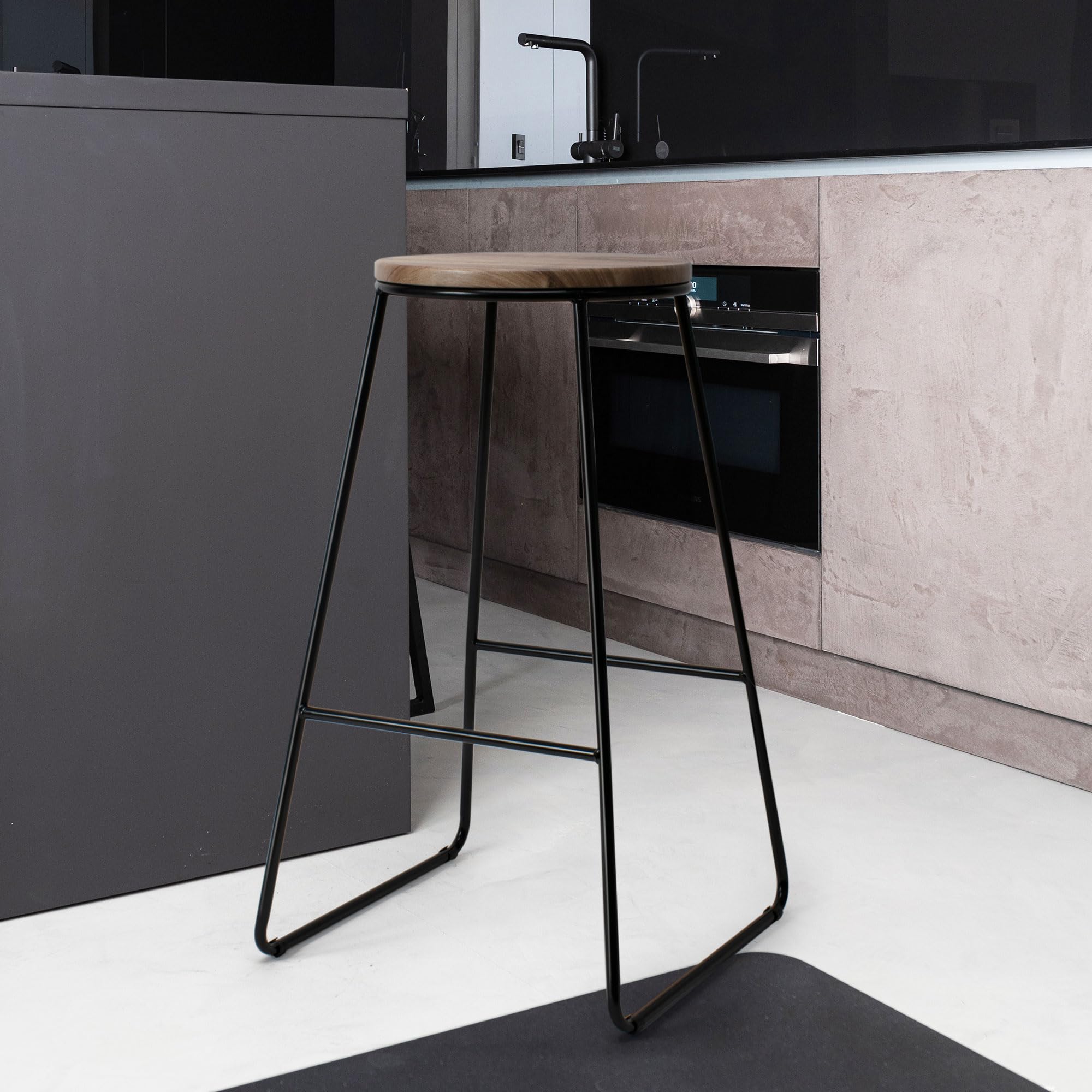 THE SECRET HOME Pack 2 Taburetes Altos Cocina y Bar | Estilo Industrial Moderno | Asiento Madera Clara y Metal Negro | Ideal para Isla de Cocina y Desayunador | Taburete Alto Resistente |Altura 71 cm