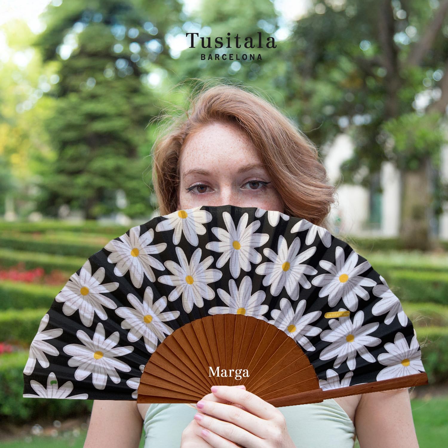 Spanischer Handfächer Triana – Holz und Baumwolle – 23 cm – Etui und Hülle aus Jute – Modeaccessoire – Handgefertigt in Spanien – Events und Geschenke – Blumenkollektion – Tusitala Barcelona
