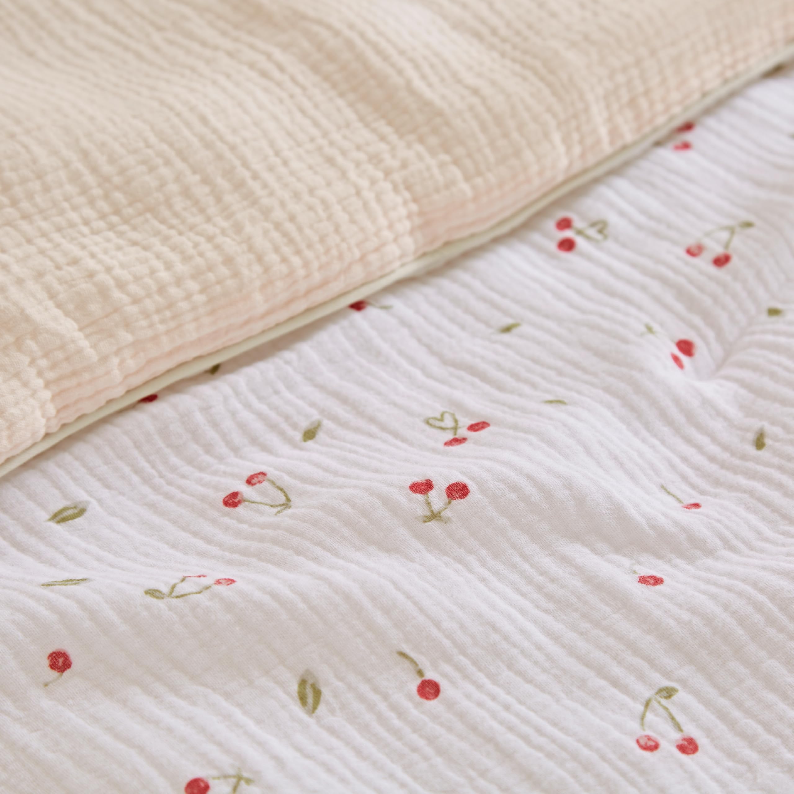 CuddleCo Set copripiumino per lettino, 4 pezzi, in ciliegio ditsy – include copripiumino, coperta e 2 lenzuola con angoli, biancheria da letto accogliente per bambini