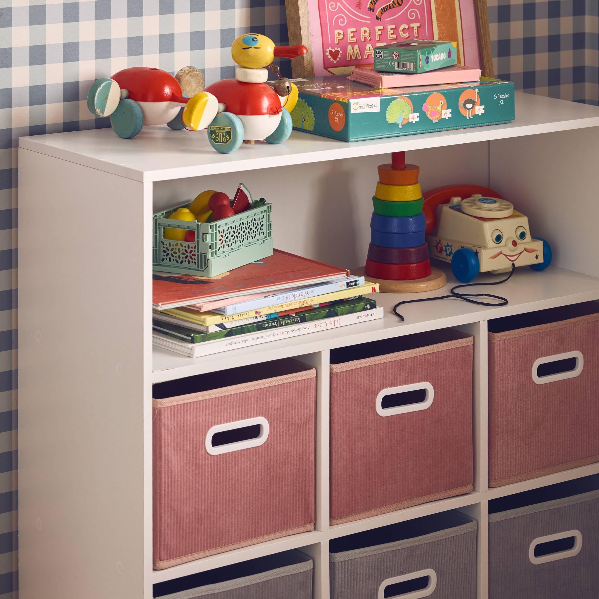 Libreria per bambini con 6 cestini in velluto, Camille, Rosa, 129.5x76.2x70 cm