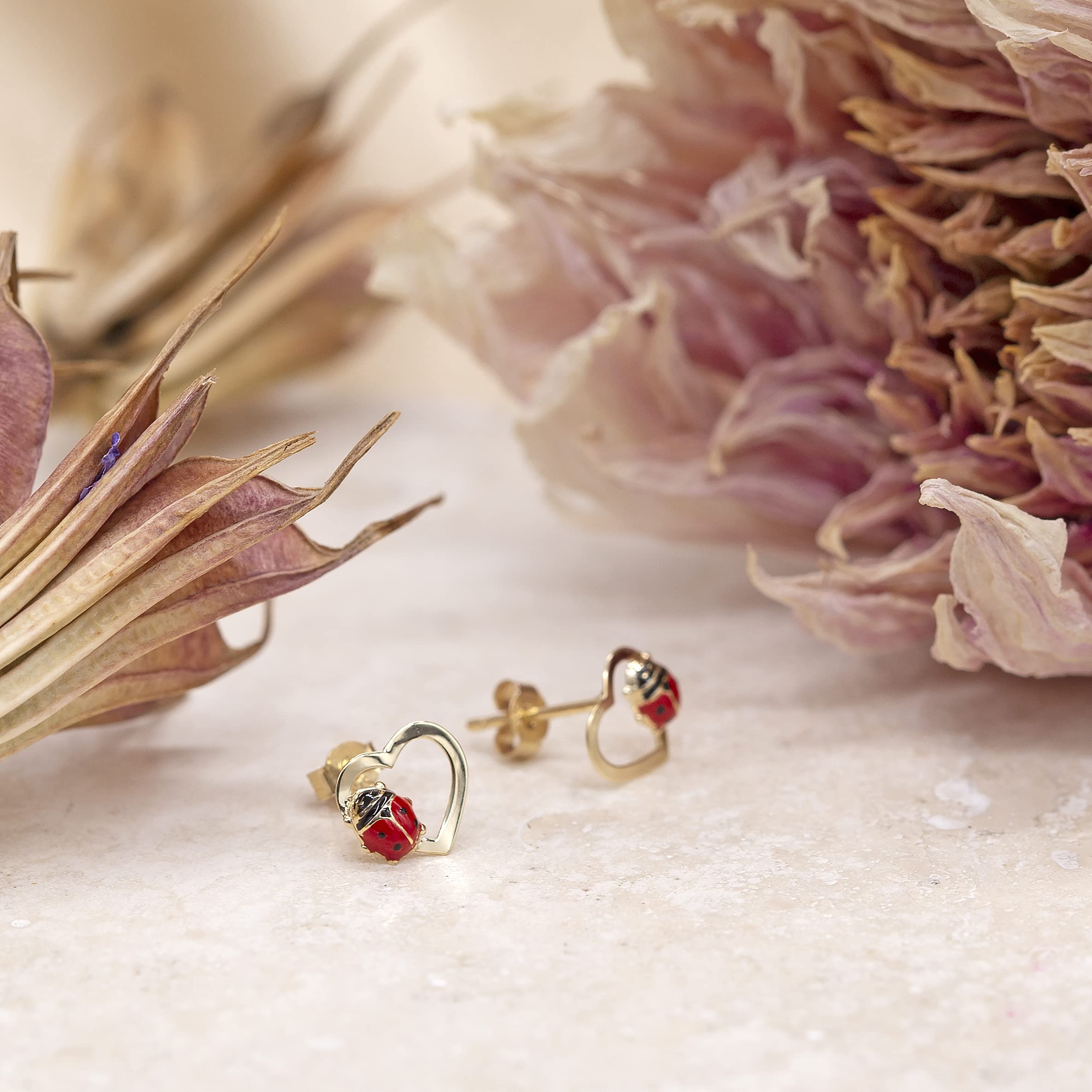 Carissima Pendientes de Botón con 'Corazón y Mariquita' para Mujer en Oro Amarillo 9K (375) - 8.2mm x 6.9mm
