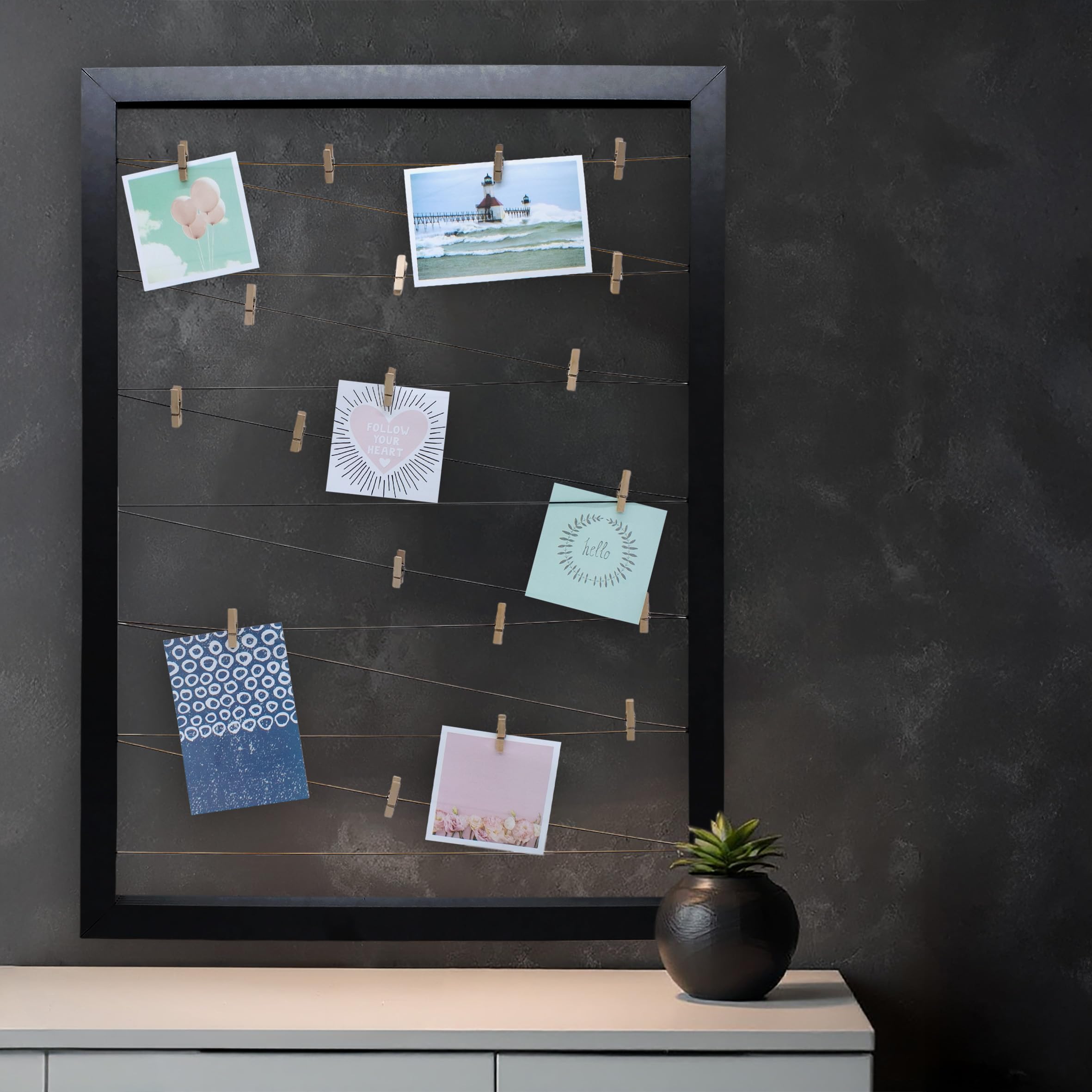 Spetebo - Portafoto con cornice in plastica, 75 x 55 cm, con fili in gomma e 20 mollette in legno Nero