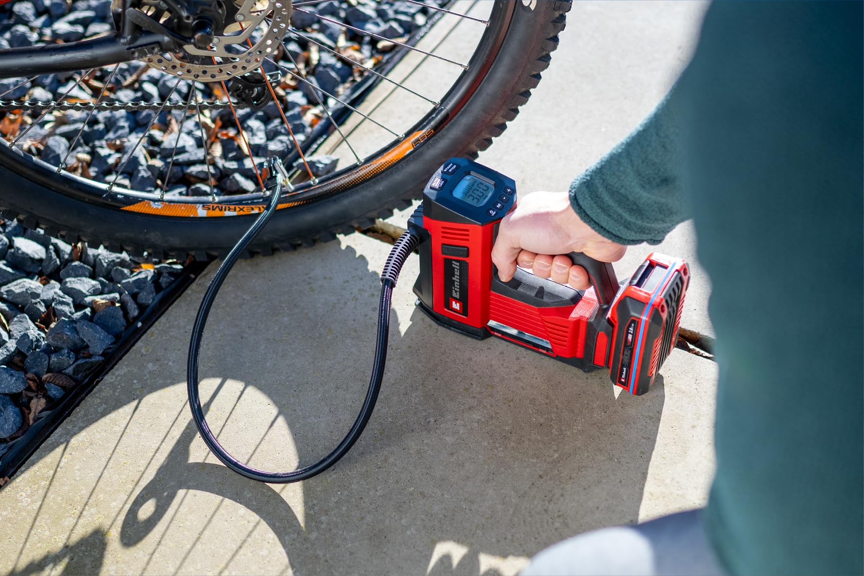 Einhell Akku-Autokompressor CE-CC 18/23 D Li-Solo Power X-Change (18 V, max. 11 bar, digitales Manometer mit LCD-Display, automatische Abschaltfunktion, ohne Akku)