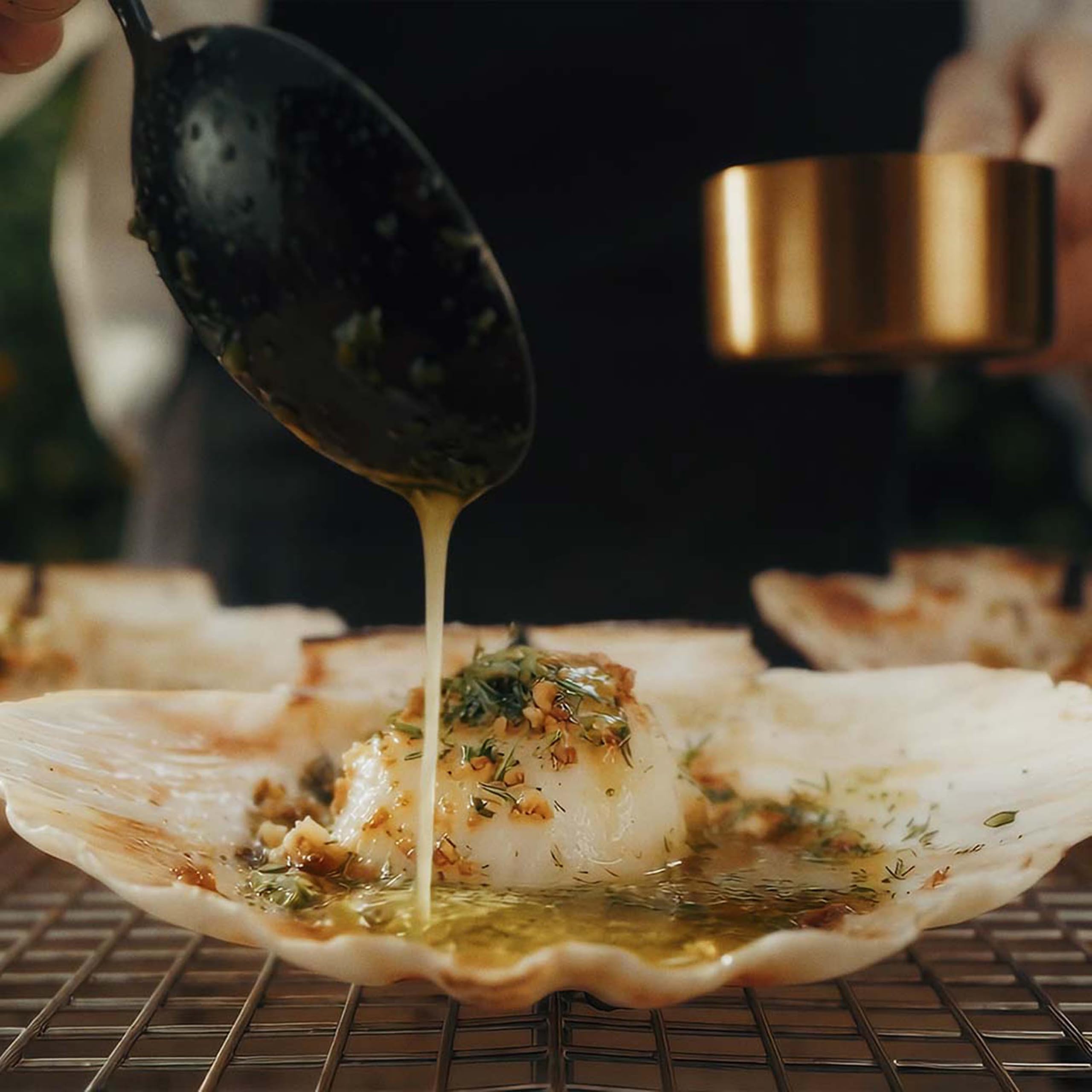 Kasai Konro Grill medio lungo con telaio in acciaio inox, realizzato nel Regno Unito in collaborazione con Tommy Banks, dimensione media della griglia per 4-8 persone