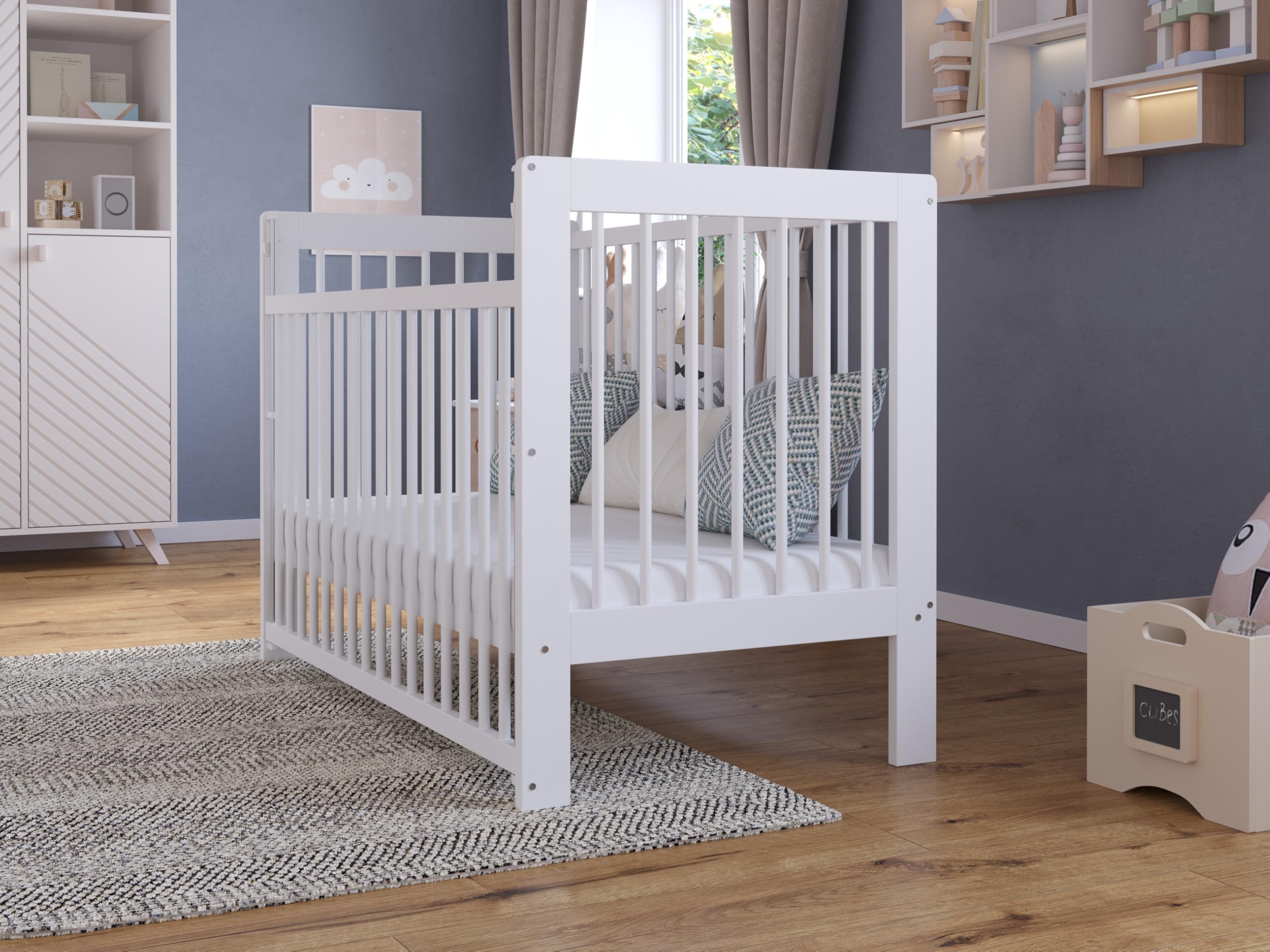 Love For Sleep Lettino Neonato in Legno, Bianco 120x60 cm con Sponda Regolabile, Ruote e Barriera di Sicurezza – Culla Evolutivo per Neonato e Bambino