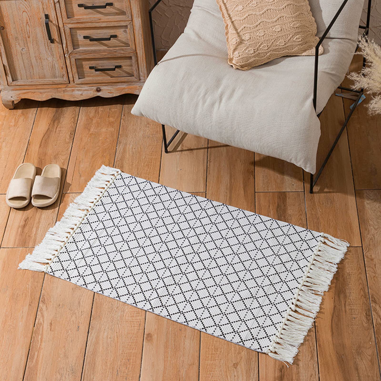 Tapis pour table basse au design soigné et finitions pompons de qualité 60x90cm