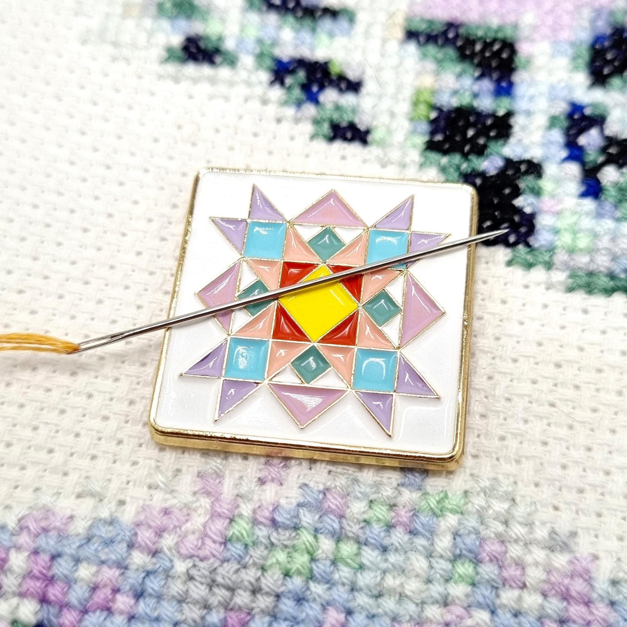 Meloca Designs Quilt Block Needle Minder – Strong Magnetic Needle Holder for Cross Stitch, Embroidery &amp; Quilting – Enamel Patchwork Sewing Accessory &amp; Gift for Quilters