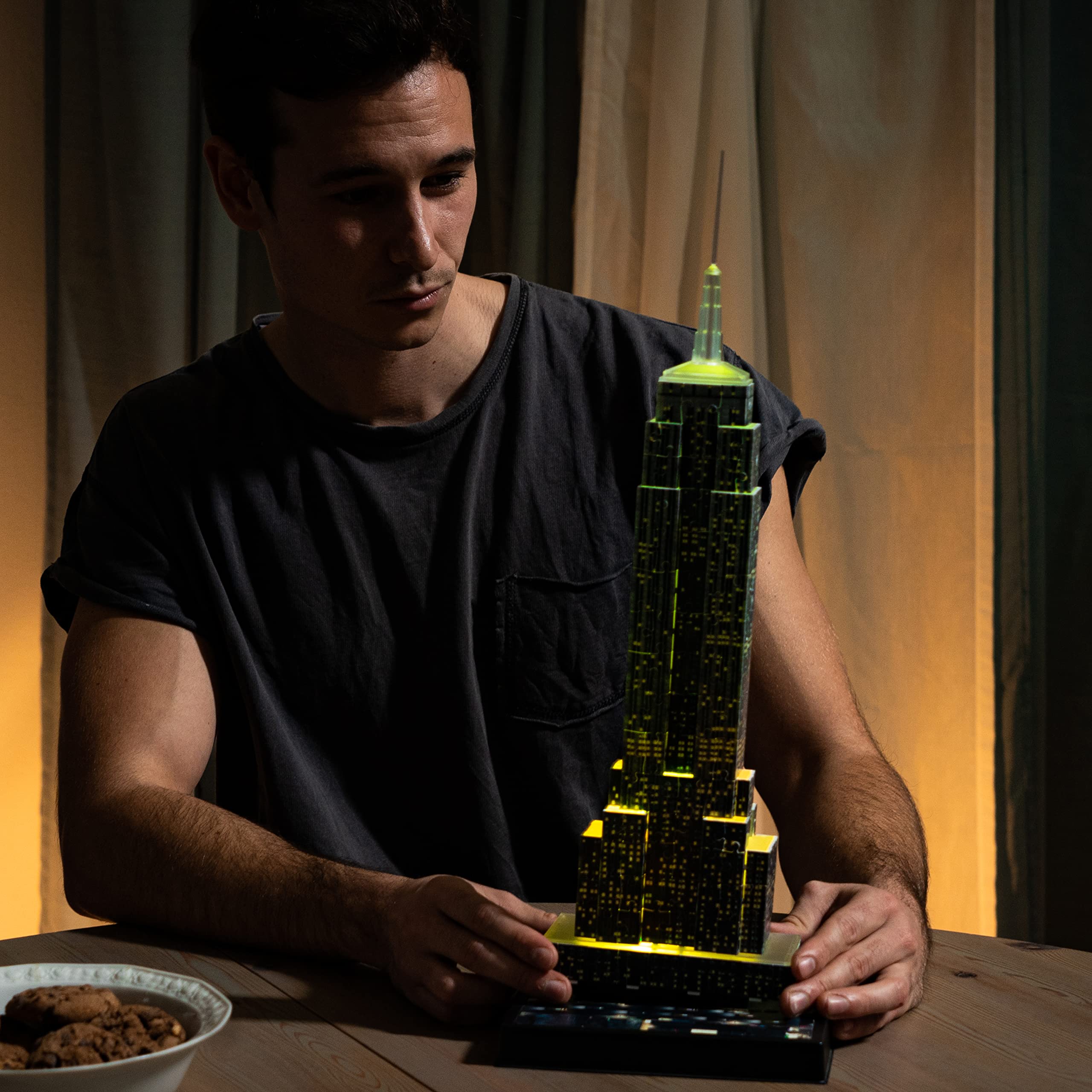 Ravensburger 3D Puzzle 12566 - Empire State Building Night Edition - eines der bekanntesten Wahrzeichen von New York - LED beleuchtetes Gebäude - ab 10 Jahren