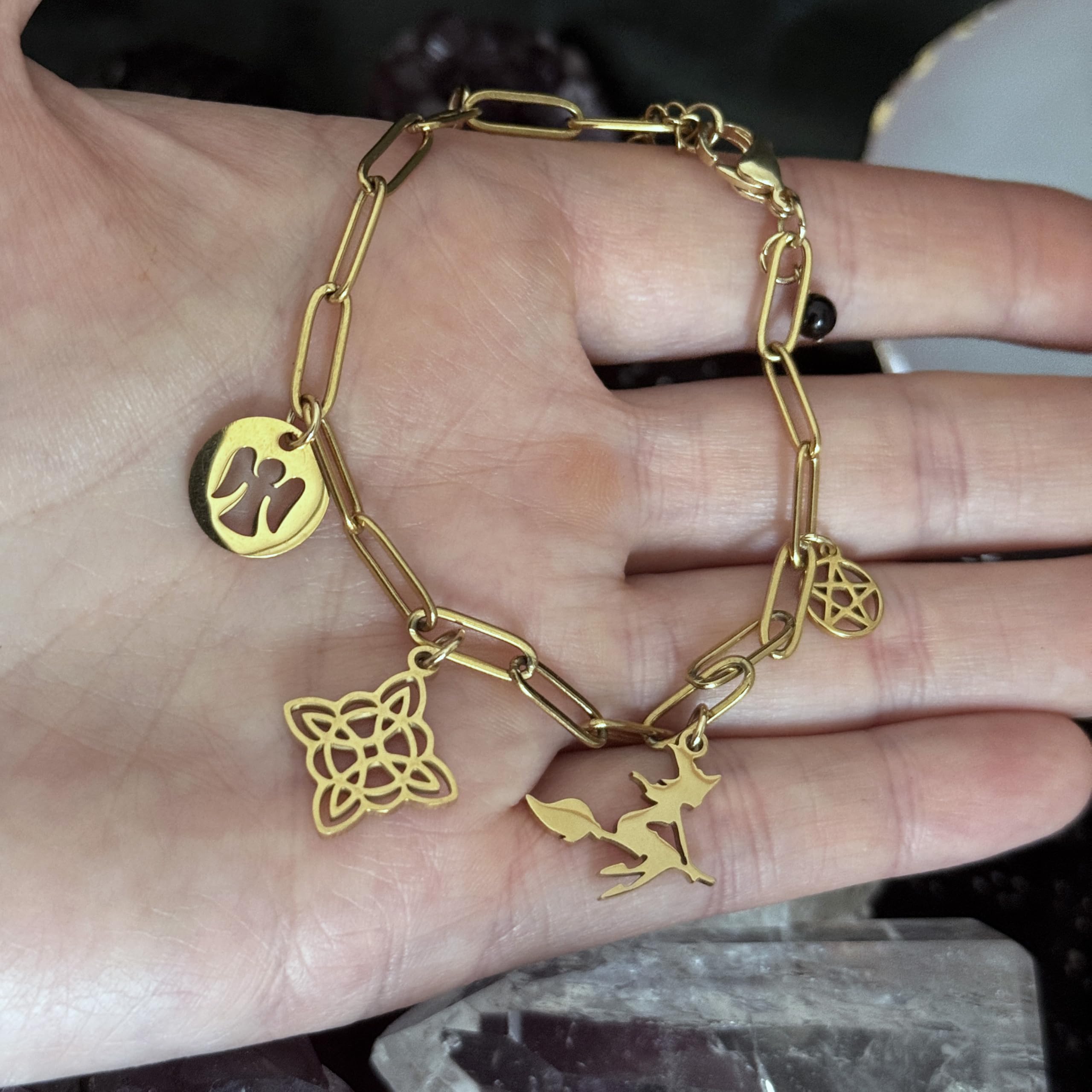 Simboliks Pulsera Protección Malas Energías - Acero Inoxidable Dorado con Ónix - Amuleto Bruja: Nudo de Bruja, Pentáculo, Ángel de la Guarda, Trébol de la Suerte - Contra Mal de Ojo y Hechizos