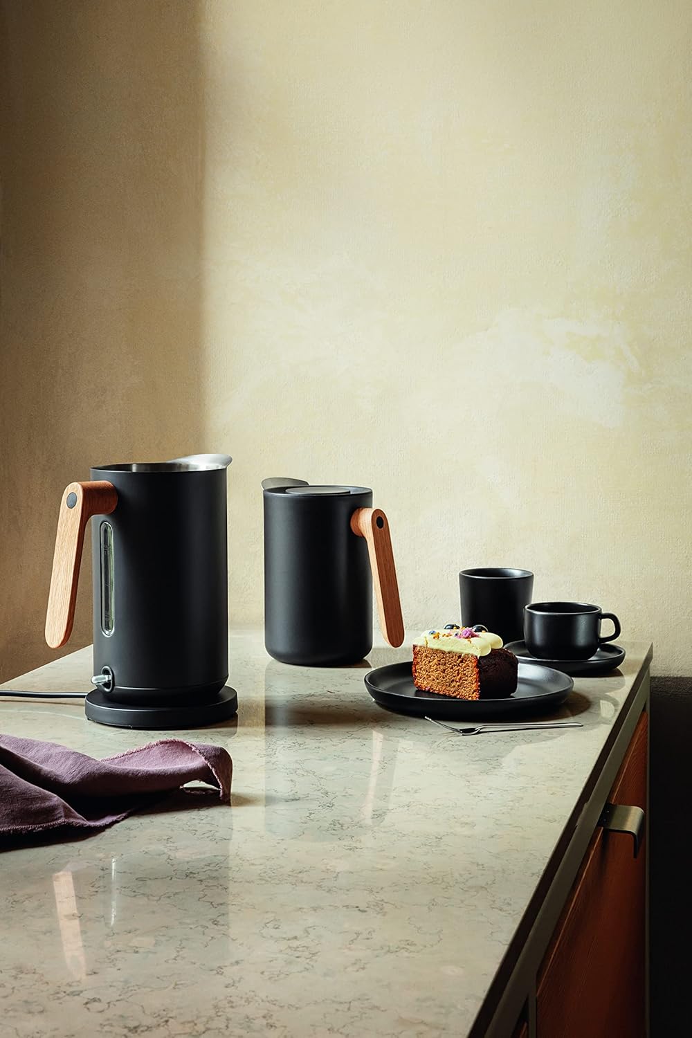 Eva Solo | Nordic Kitchen Thermo Cafetiére Stainless Steel Vacuum Jug with a Oak Wood Handle | Danish Design, Functionality & Quality | Black