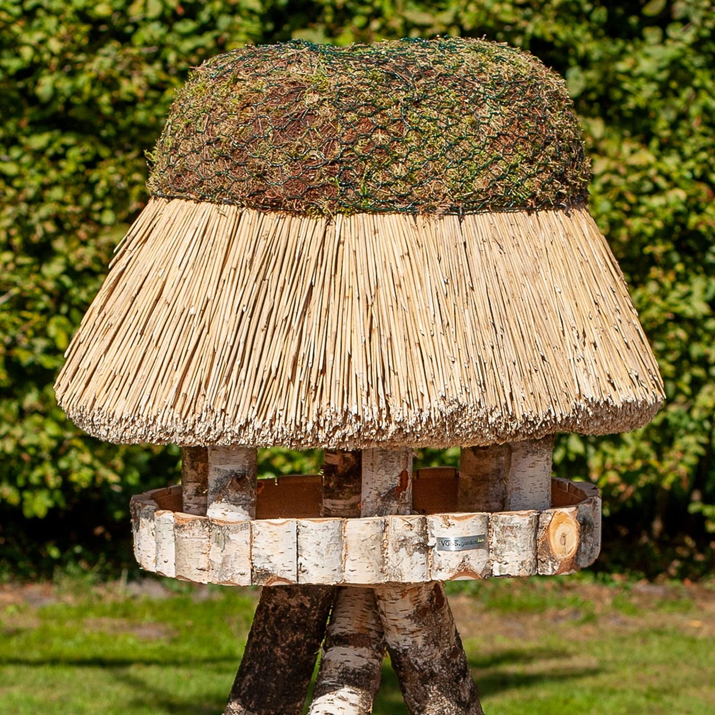 VOSS.garden Ovales XL Vogelvilla Pellworm mit Reetdach, Naturbelassene Birke 37x52cm große Futterplatte, Vogelhaus Futterstation Vogelhäuschen Futterhaus