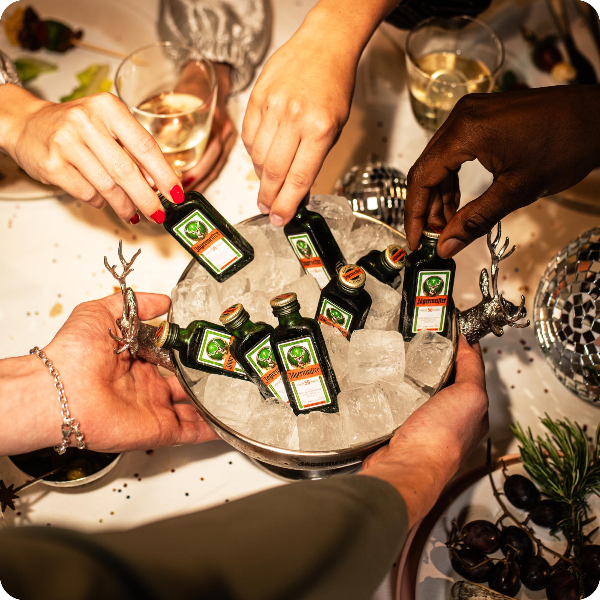Jägermeister – 96 x 0,04l Premium Kräuterlikör Shots 35% Vol. als Party Geschenk – Aus 56 erlesenen Kräuter – Im Eichenfass gelagert – Das Original aus Wolfenbüttel | 56 erlesene Kräuter – Kalt mazeriertes Elixier – Im Eichenfass gelagert – Das Original a