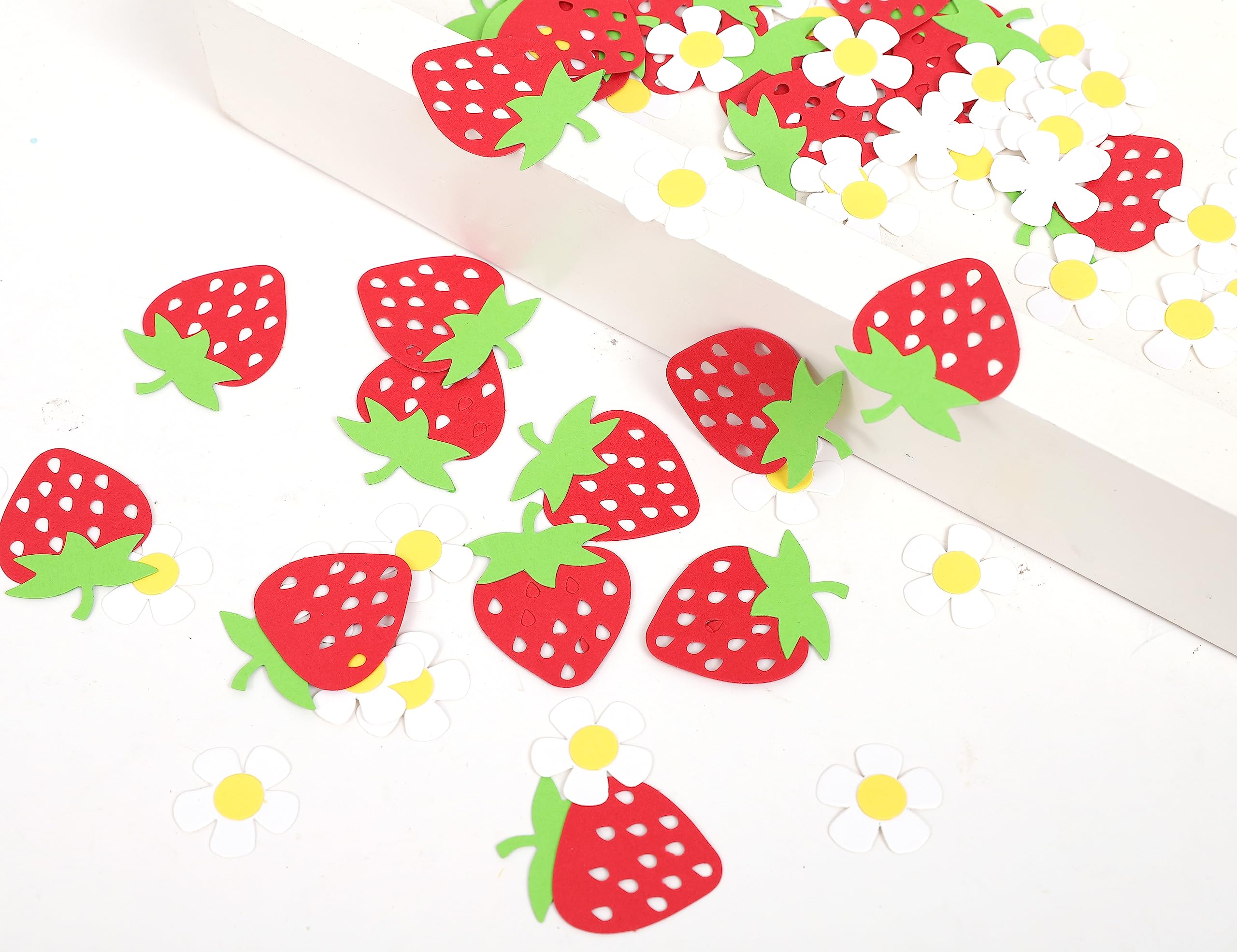 Lot de 200 confettis de table en forme de fraise, décorations d'anniversaire à la fraise, bonbons aux fraises, décorations de table de fête prénatale à la fraise, fournitures de fête sur le