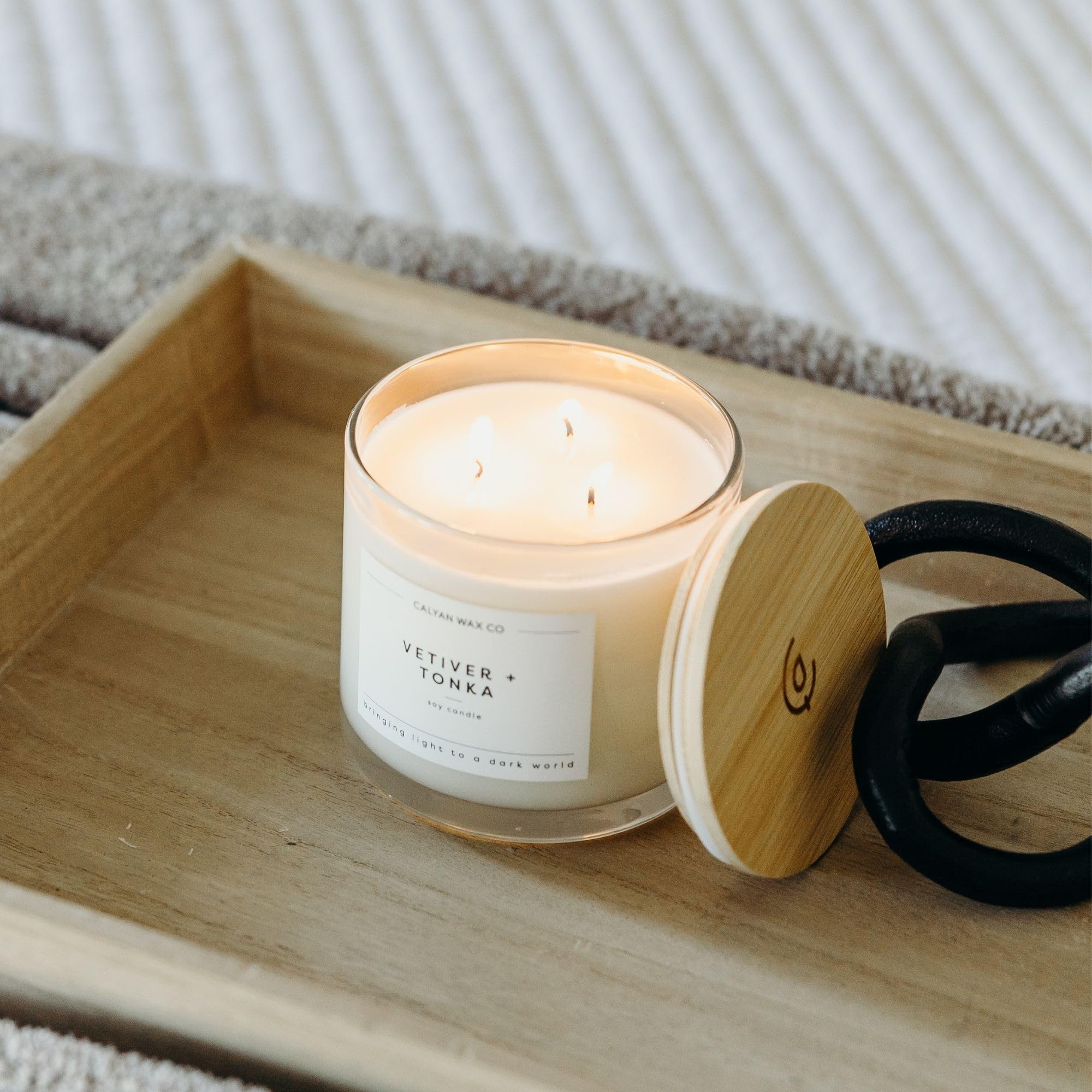 Calyan Wax Co. Kerze mit 3 Dochten, Vetiver + Tonka-Duftkerze, 43 Stunden Brenndauer, 3 Docht-Soja-Kerzen, ungiftiges und veganes Sojawachs, Duftkerzen im Glas, 422 g