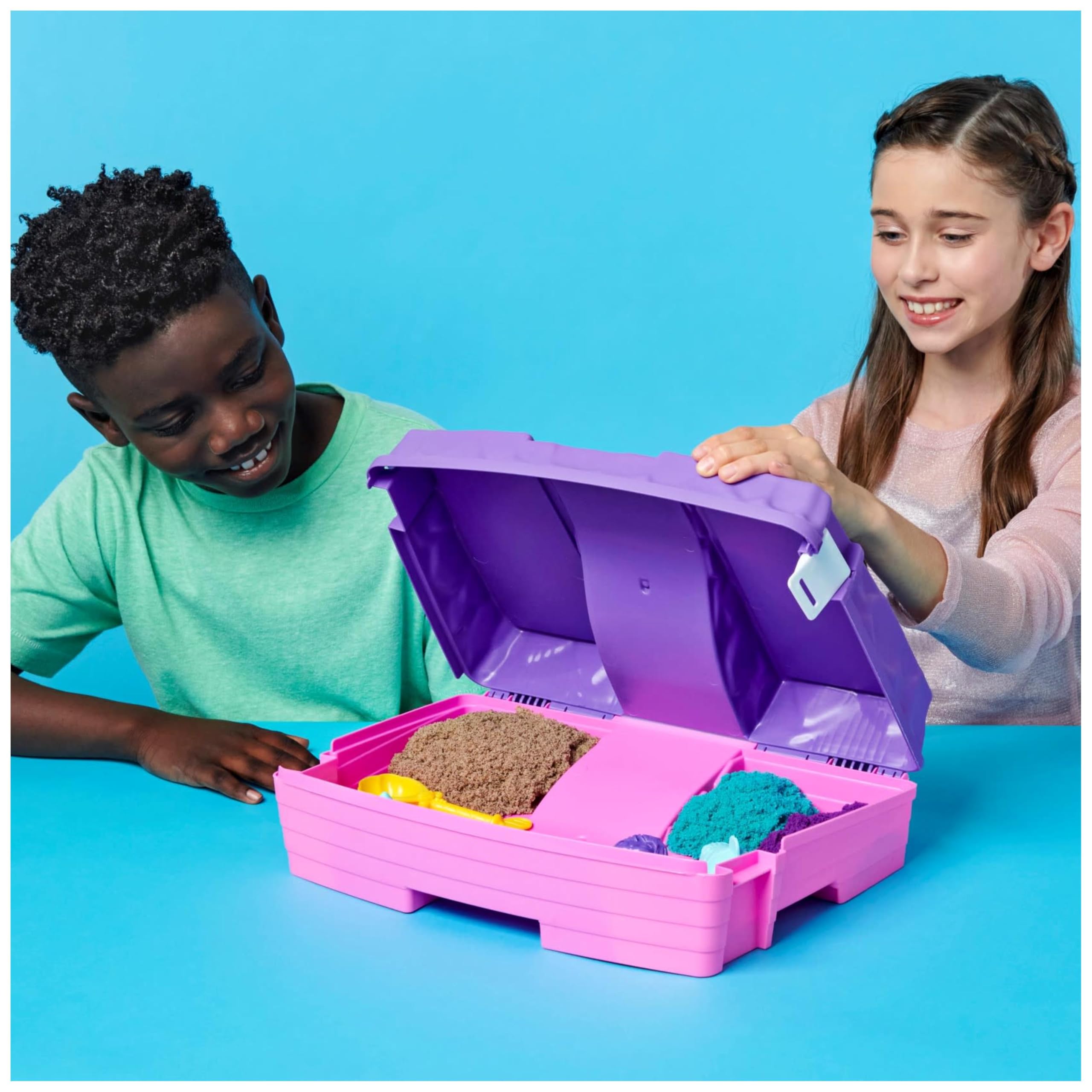 Kinetic Sand Meerjungfrauen Koffer - mit 907 g original kinetischem Sand aus Schweden, erfüllt alle gesetzlichen Anforderungen, mit 6 Förmchen für kreatives Indoor-Sandspiel, für Kinder ab 3 Jahren