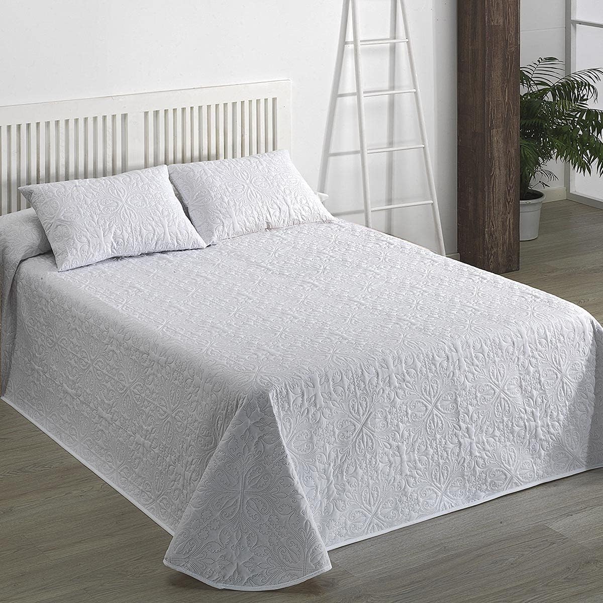 Colcha Bouti Blanca, diseño Floral,100% Microfibra Extra Suave Termosellada, Cubrecama Moderno y Elegante Tejido Fino, para Primavera o Verano. Incluye Dos Fundas de cojín - Cama 180 cm (280x270)
