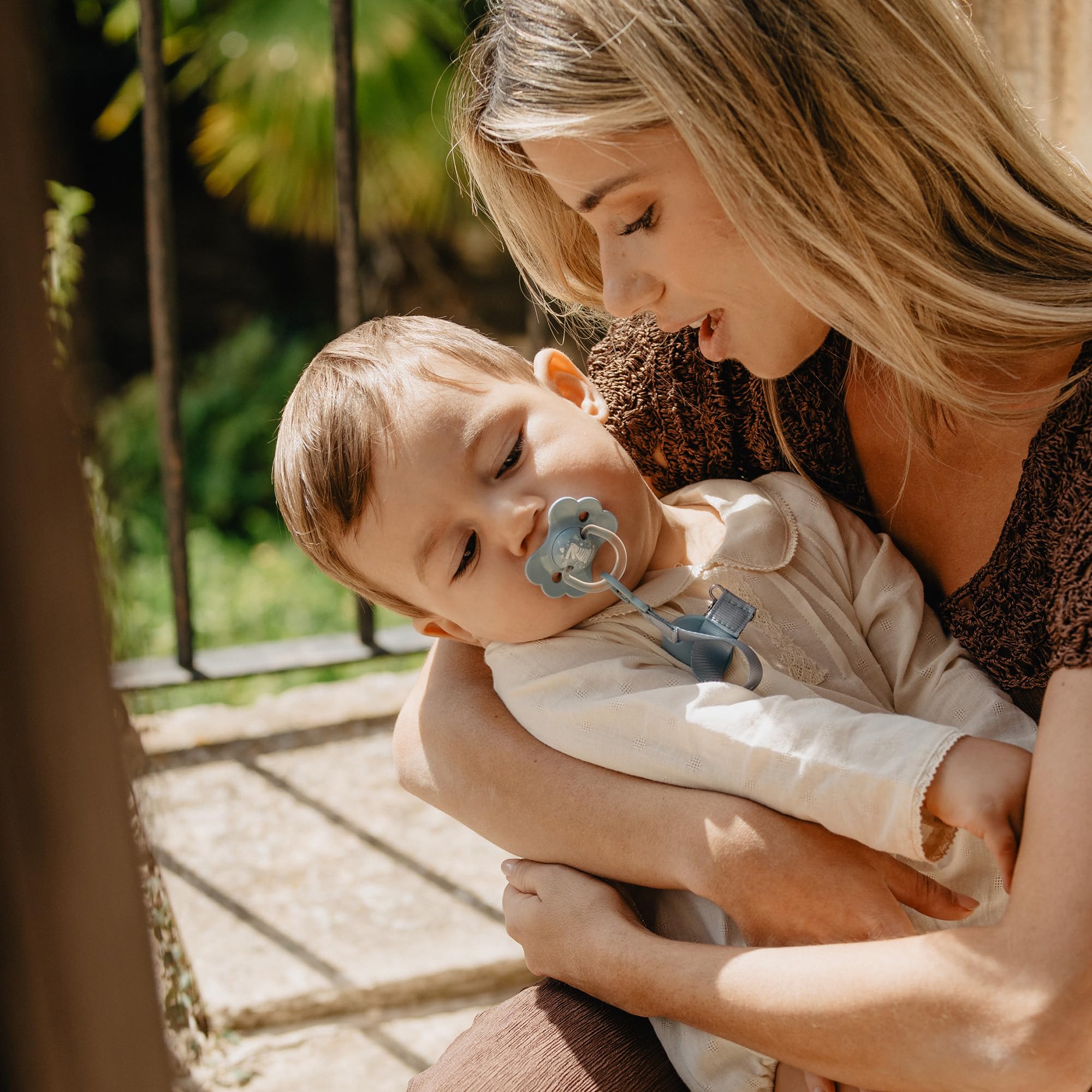 Suavinex, Chupete para Bebés 6/18 Meses, con Tetina Fisiológica de Silicona SX Pro, Simétrica, Plana y Flexible, Respeta el Desarrollo Bucodental, con Anilla, Forma que Evita Rozaduras, Wonder Azul — view 2