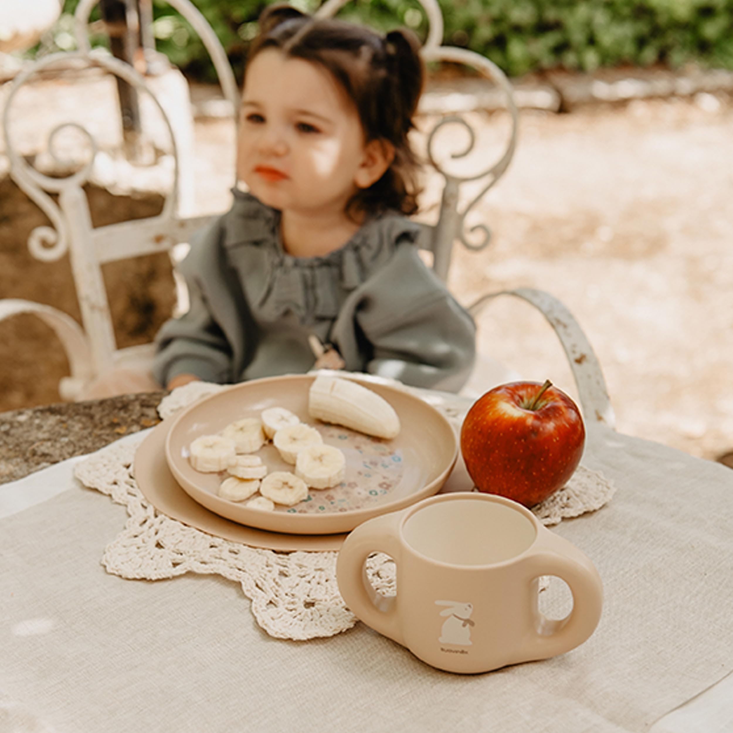 Suavinex, Set Vaisselle Bébé. Coffret Repas Enfant, 5 pièces. Comprend : Assiette + Bol + Tasse + Cuillère + Nappe Antidérapante. 6+ Mois. Durable, Apte pour le lave-vaisselle, Micro-onde. Rose