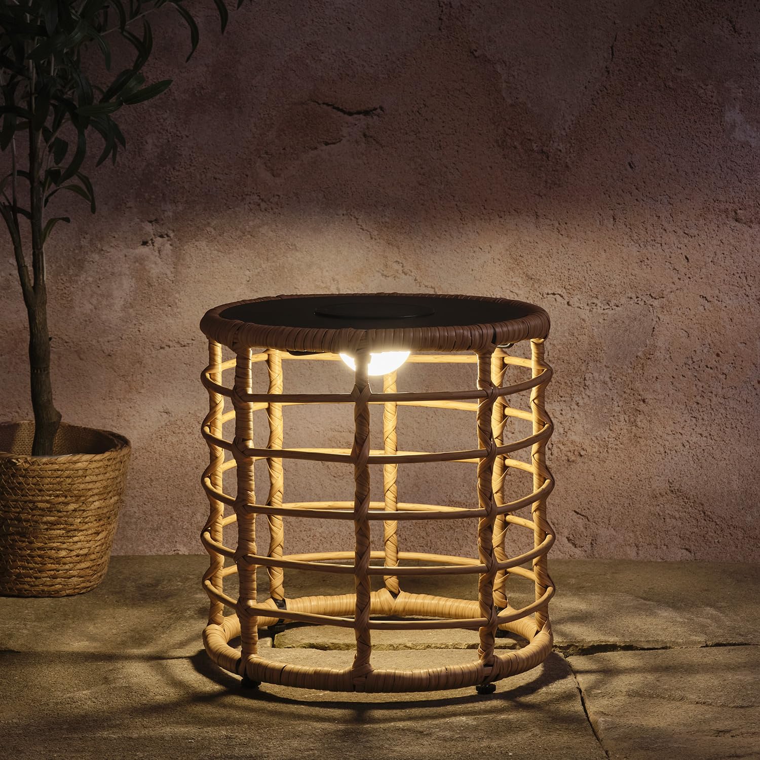 Lights4fun Hygge Solar-Beistelltisch in Flechtoptik mit dimmbarer Beleuchtung | warmweiße LED | Solarbetrieb Sonnenenergie | Sommer Dekoration für Außen Balkon Garten Terrasse | Maße (H) 36 cm × 35 cm