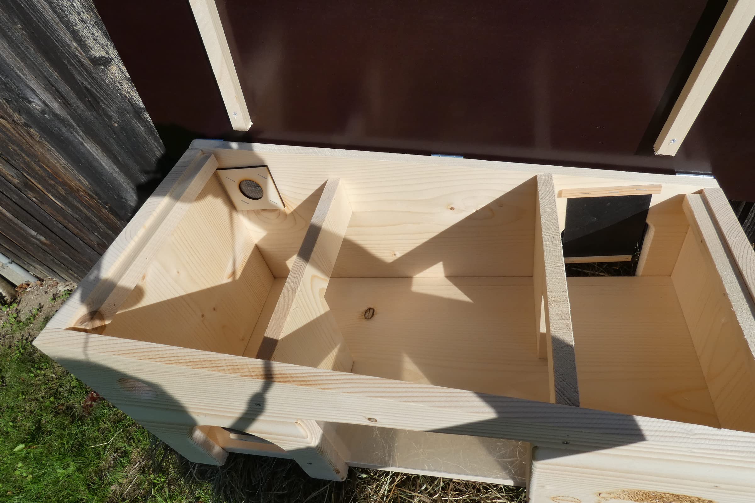 Luxus Igelfutterhaus mit Beobachtungsfenster 80cm x 40cm x 32cm Igelhotel 18mm Vollholz Witterungsbeständig Labyrintheingang easytouch-Rattenklappe und Boden, Herstellung in Niederbayern