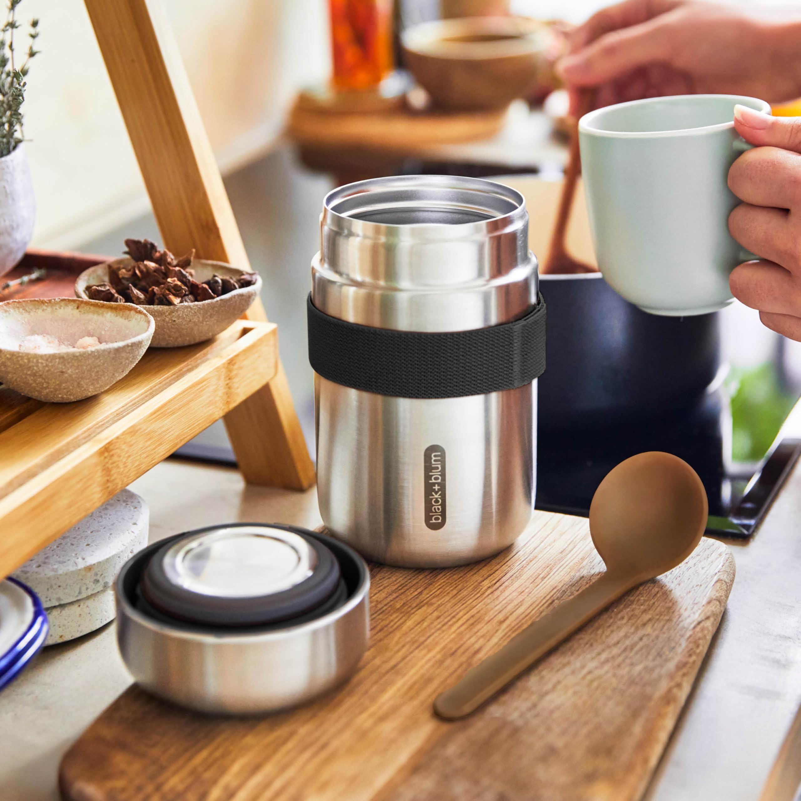 BLACK + BLUM - Termo para alimentos de acero inoxidable 304 aislado al vacío con tapa a prueba de fugas, correa de nailon y cuchara de fibra de madera natural, mantiene el calor durante 6 horas, frío