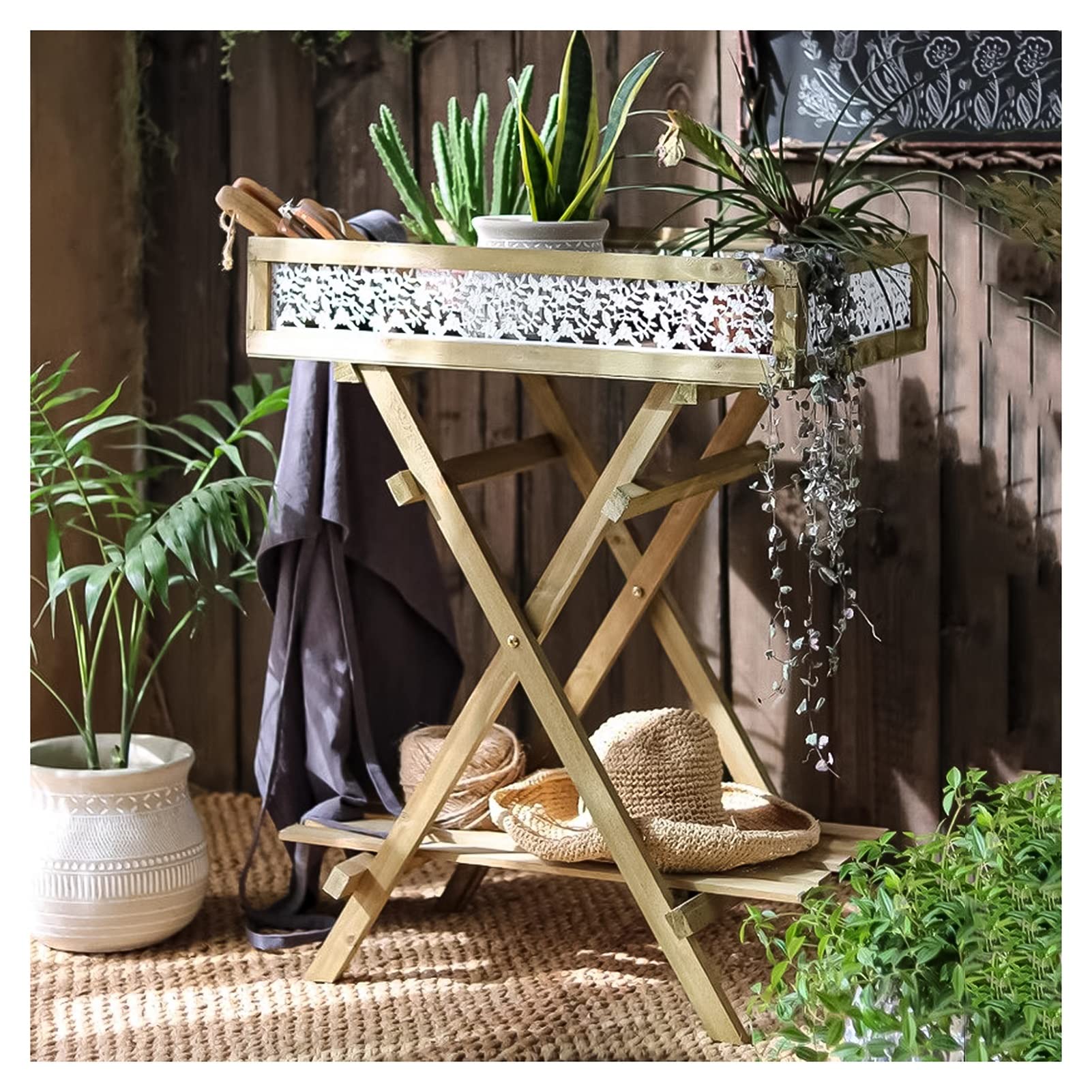 Étagère à plantes pour terrasse étroite afin de gagner de la place