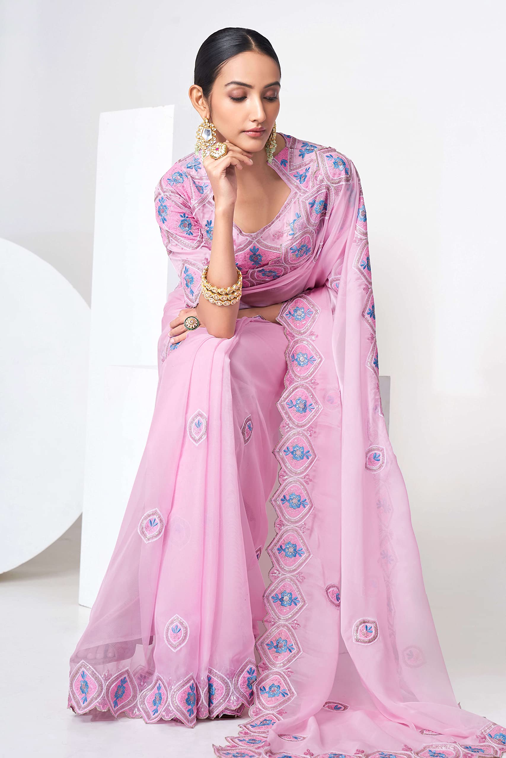 FUSIONIC This baby pink saree features a beautiful organza base, which adds a subtle sheen and delicate texture to the fabric. 1