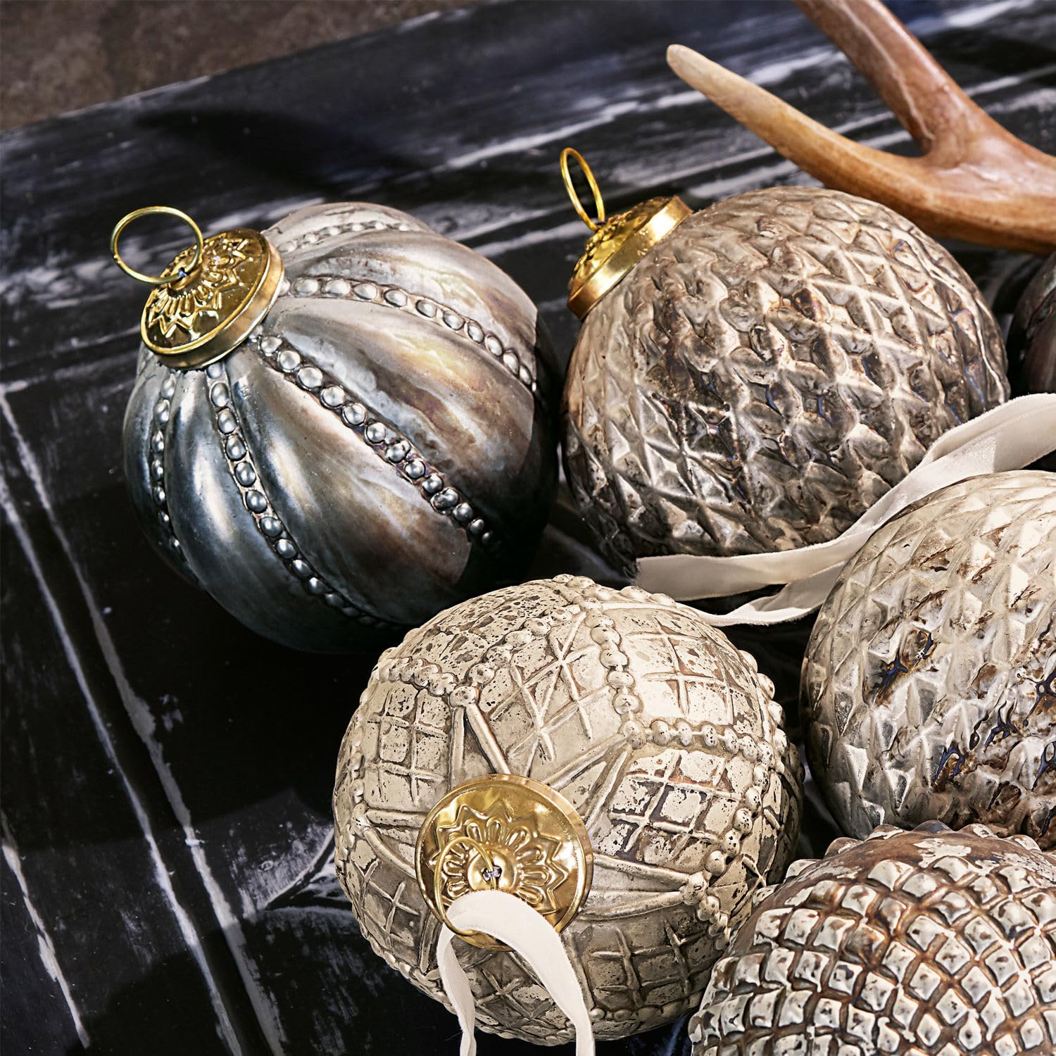 Loberon Weihnachtsschmuck 8er Set Silverlake, Silber | mundgeblasen, mit schönem Burned-Finish, Christbaumschmuck, Weihnachten, Weihnachtskugeln, Glas, Messing