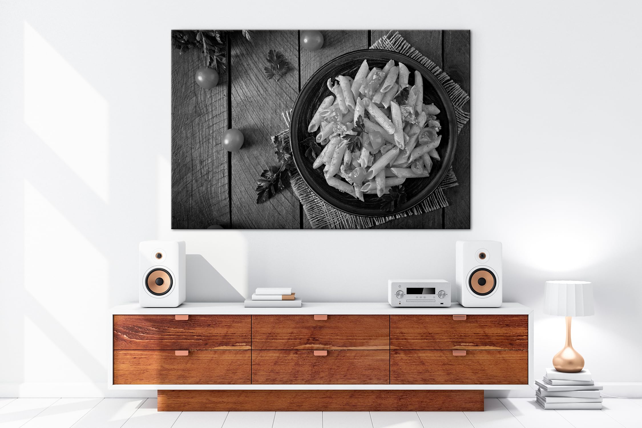 Penne w obfitym sosie pomidorowym, ozdobiony świeżymi ziołami i dojrzałymi pomidorami koktajlowymi. Format: 75 x 50 cm Efekt: czarno-biały jako obraz na płótnie, motyw na ramie z prawdziwego drewna,