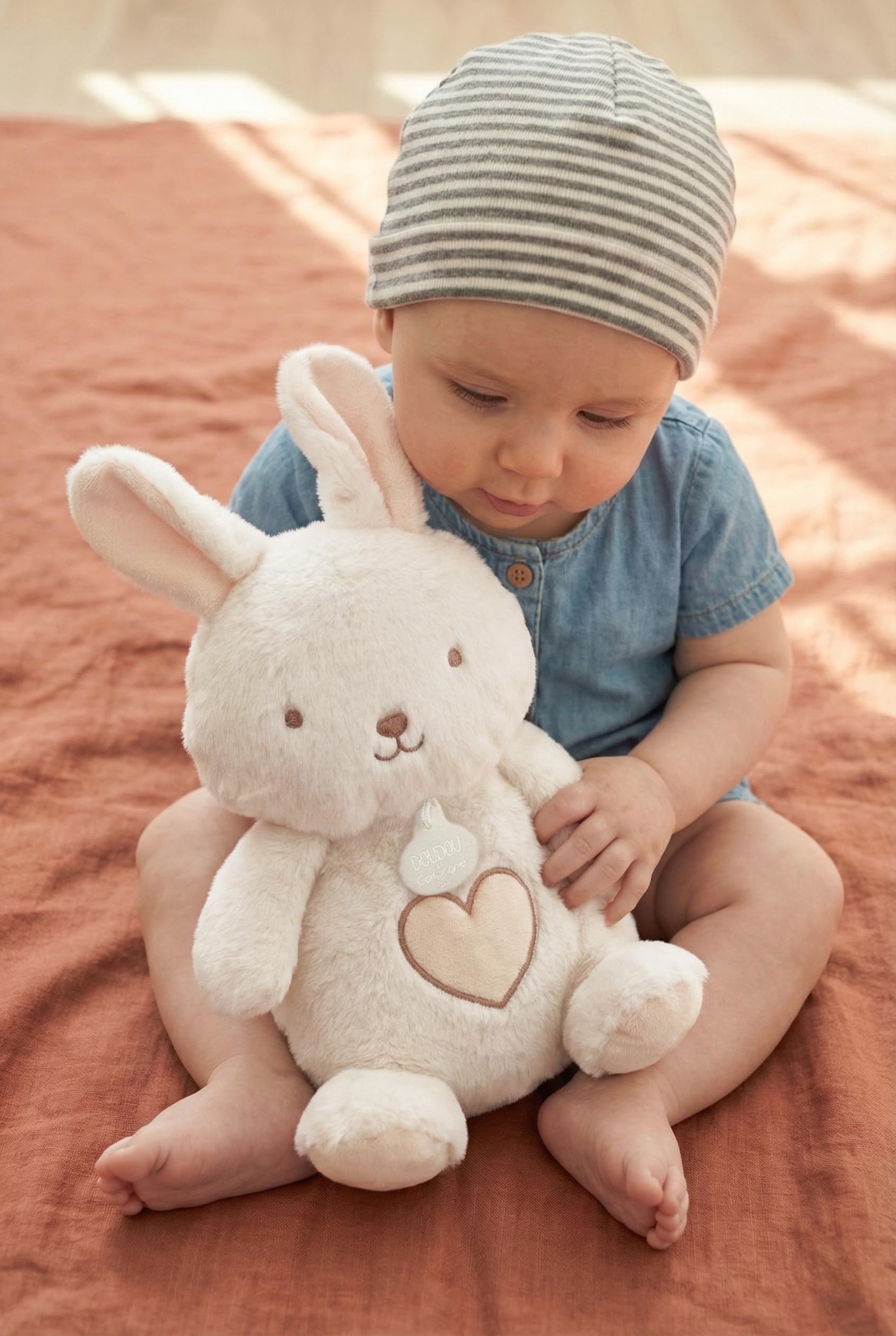 Doudou et Compagnie - Atmungsaktives Plüschtier Hase, 28 cm – Plüschtier mit Musik, Nachtlicht – beleuchtet mit Atmungsbewegung – Schlafhilfe für Babys – Geschenk zur Geburt Mädchen Jungen – DC4685