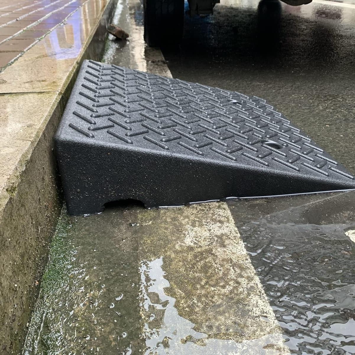 Rampy antypoślizgowe Gumowa rampa krawężnikowa na drzwi samochodu – przenośna rampa dla samochodów, wózków inwalidzkich i rowerów(50x80x22cm)