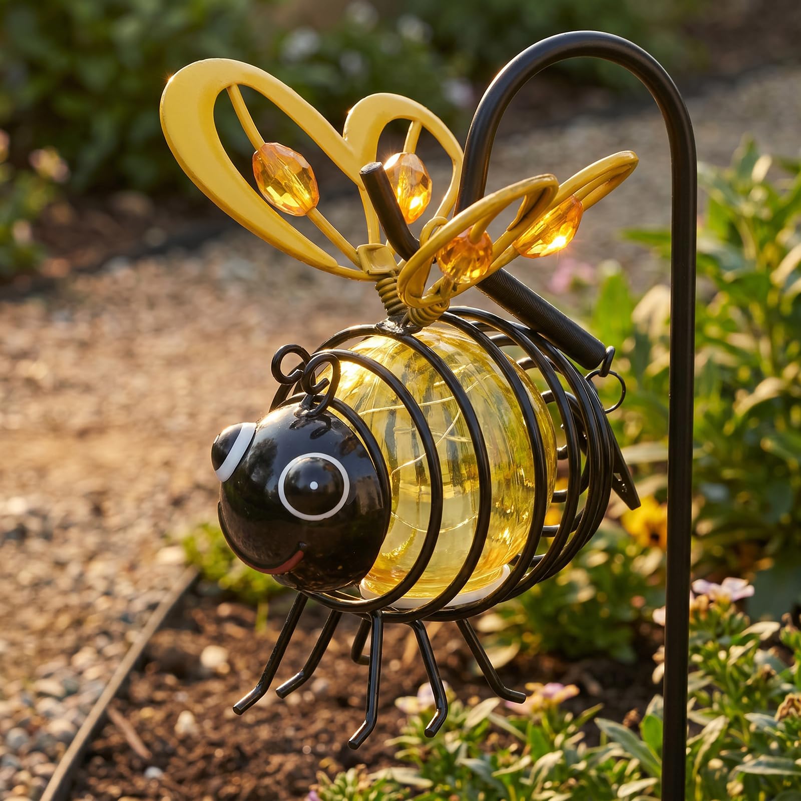 Bee Solar Lights Outdoor Garden, Hanging Metal Bees Lanterns Painted Iron Art Crafts, Waterproof Solar-Powered Hanging Bee Light for Yard Balcony Porch Garden Decoration, Cute Outdoor Statues
