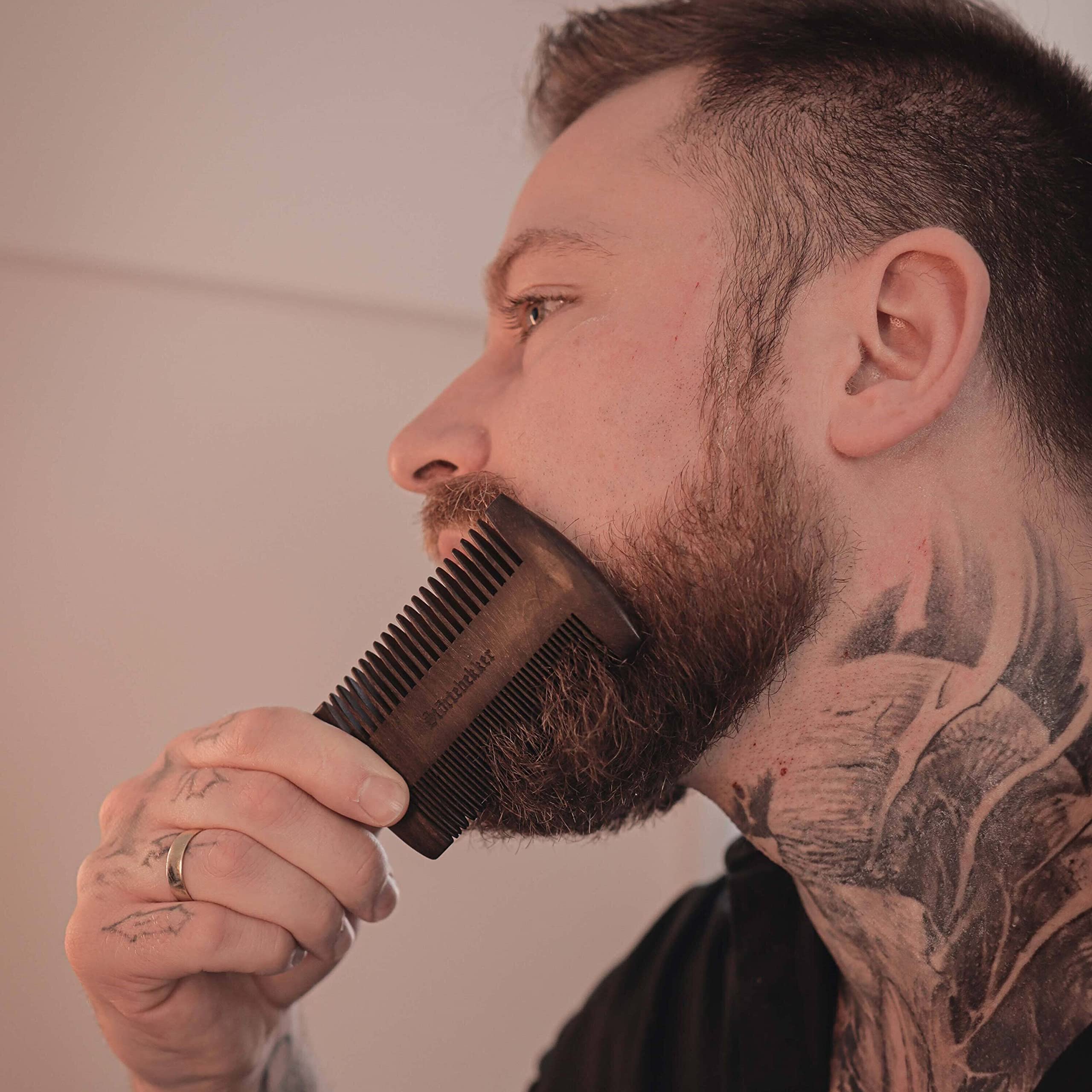 Störtebekker® Premium Bartkamm aus Holz mit handgefertigtem Lederetui - Perfekte Geschenkidee - Bringt jeden Bart in Form dank beidseitiger Verzahnung - inkl. Rasur- und Bartguide