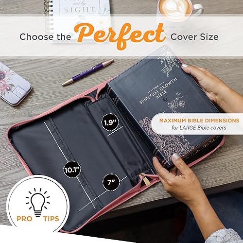 Miniatura 6 de Christian Art Gifts Funda de cuero vegano para la Biblia para mujer His Mercy Never Fails - Lam. 322 Escrituras inspiradoras, bolsillos y