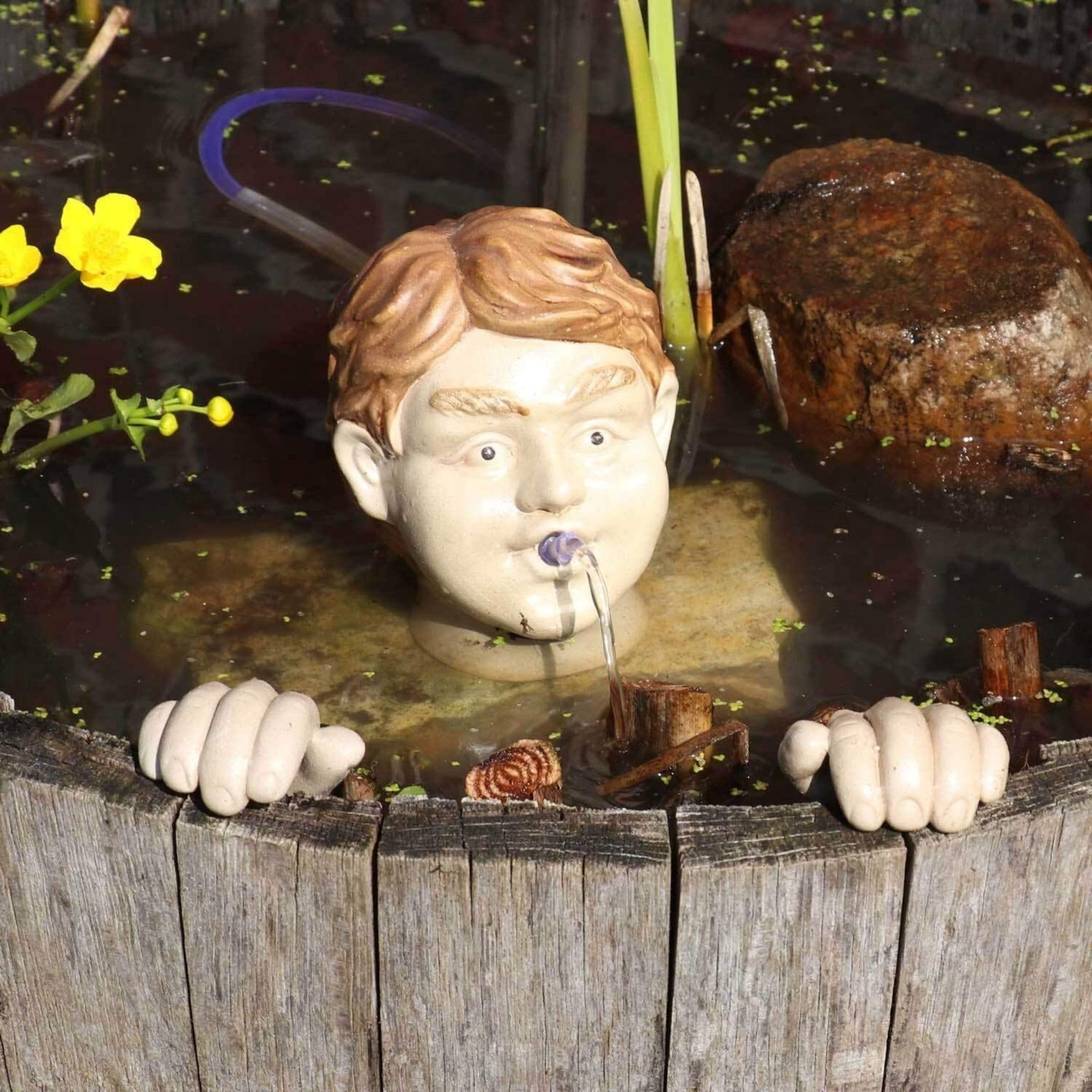 Storm's Gartenzaubereien Wasserspeier Kopf mit Händen Solar mit Akku Pumpe - Keramik Teichfigur fürMiniteich - Wasserspiel Garten Deko Gesicht - Set mit 6,5W Solarmodul