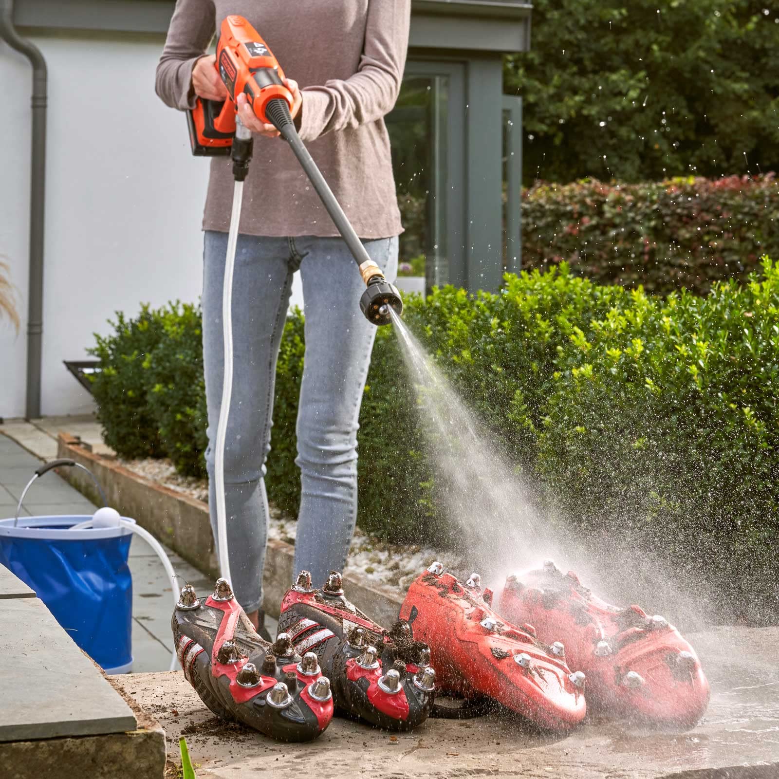 BLACK+DECKER Akku-Druckreiniger (18V, 24 bar, mobiler Druckreiniger zur Reinigung oder Bewässerung, mit flexiblen Wasseranschluss, 5in1 Multifunktionsdüse, ohne Akku & Ladegerät), BCPC18B-XJ